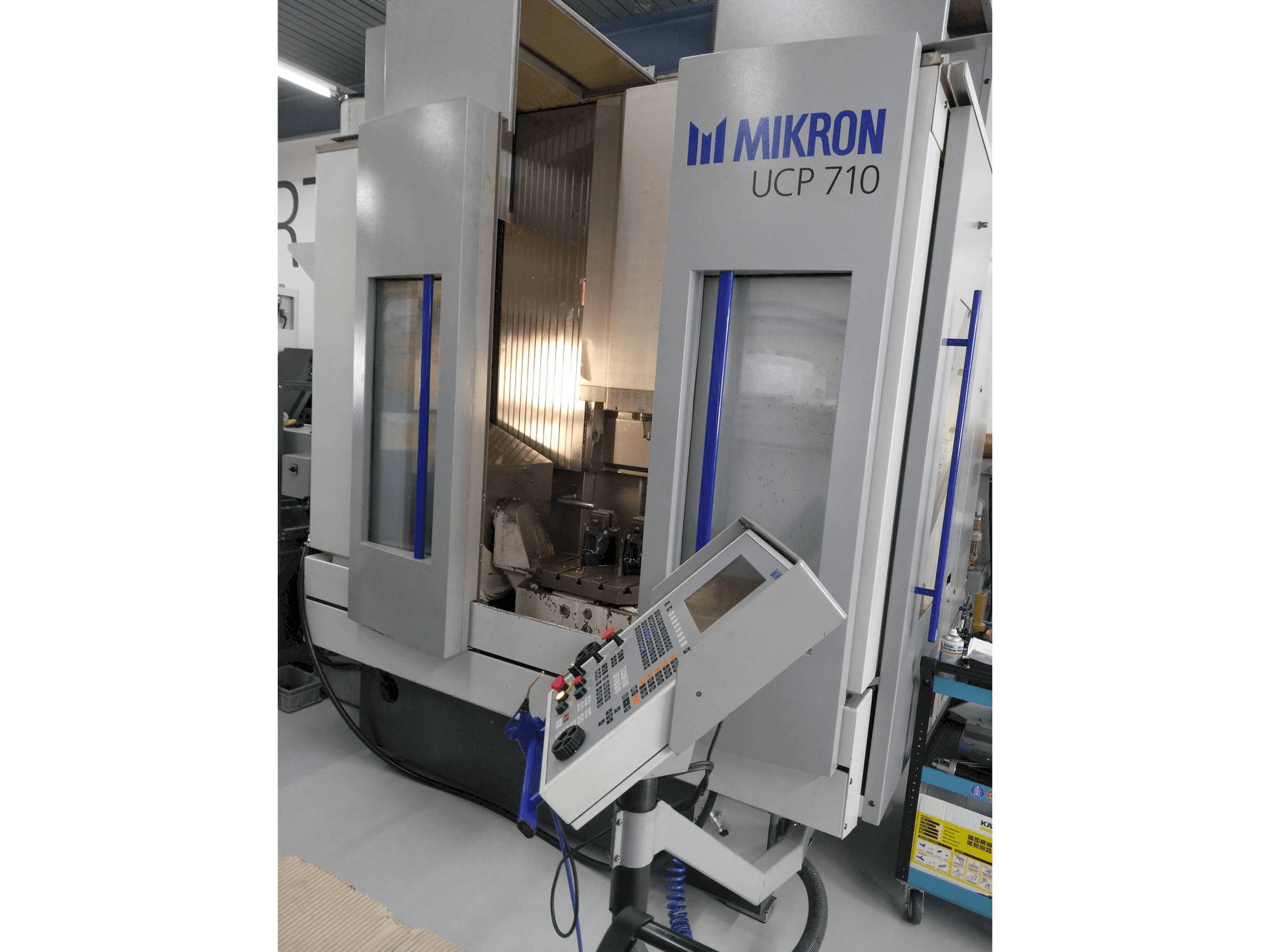 A MIKRON UCP 710 gép elölnézete