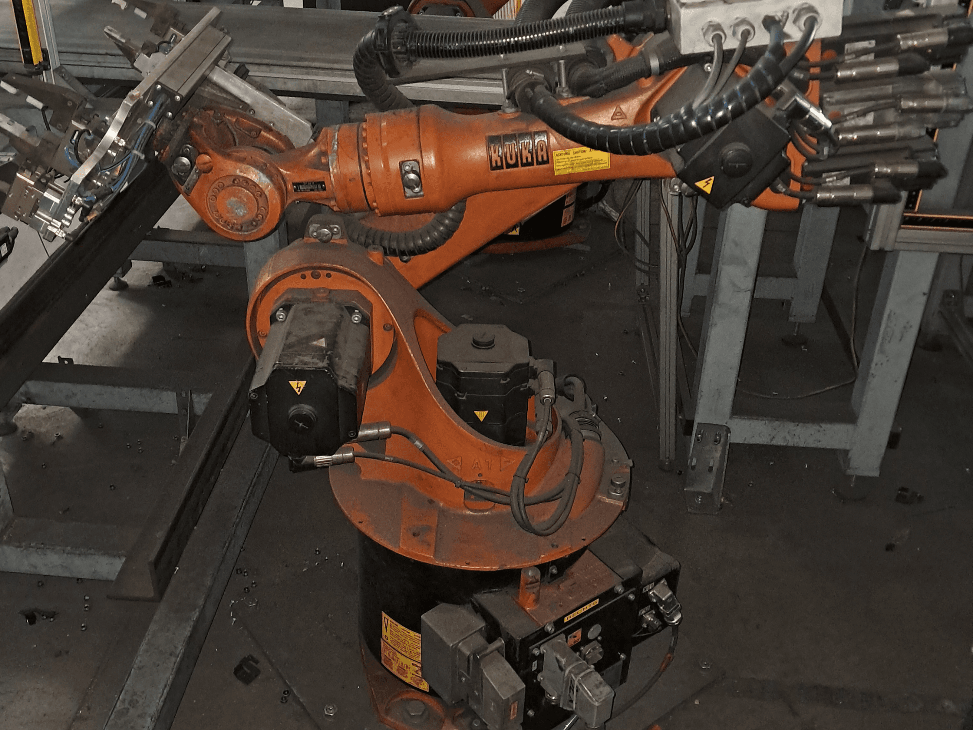 A KUKA KR 16-2 robotkar felülnézetben, amelyen jól látható a narancssárga váz, a motor és a mechanikus alkatrészek.