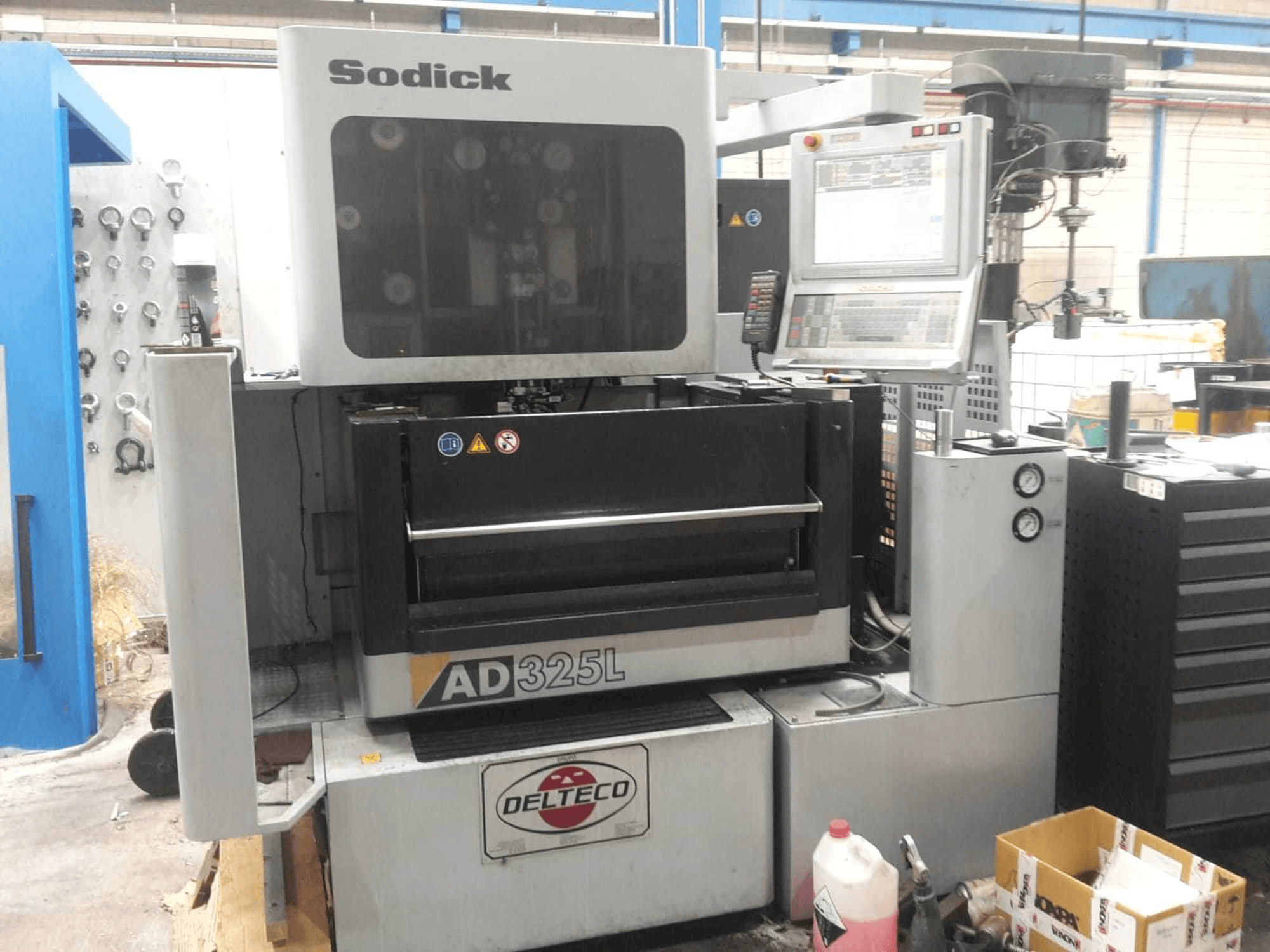 A Sodick AD325L gép elölnézete