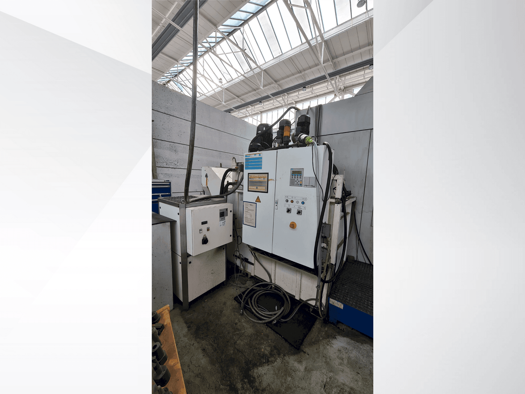 A OSG EX-CELL-O XS425 gép elölnézete