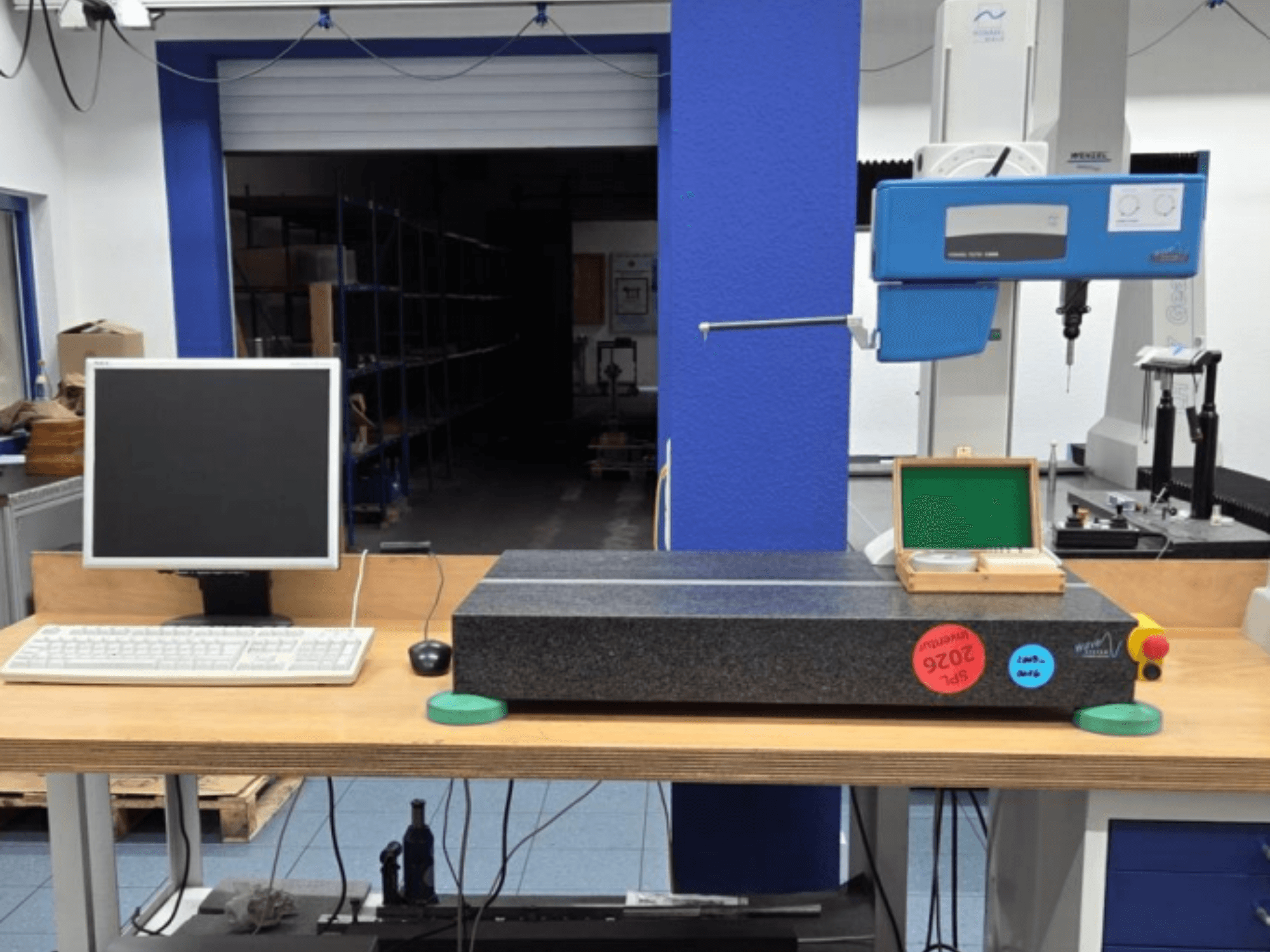 JENOPTIK wave C8000 CMM műhelyben, monitorral, billentyűzettel és gránit mérőfelülettel. Előlnézet.