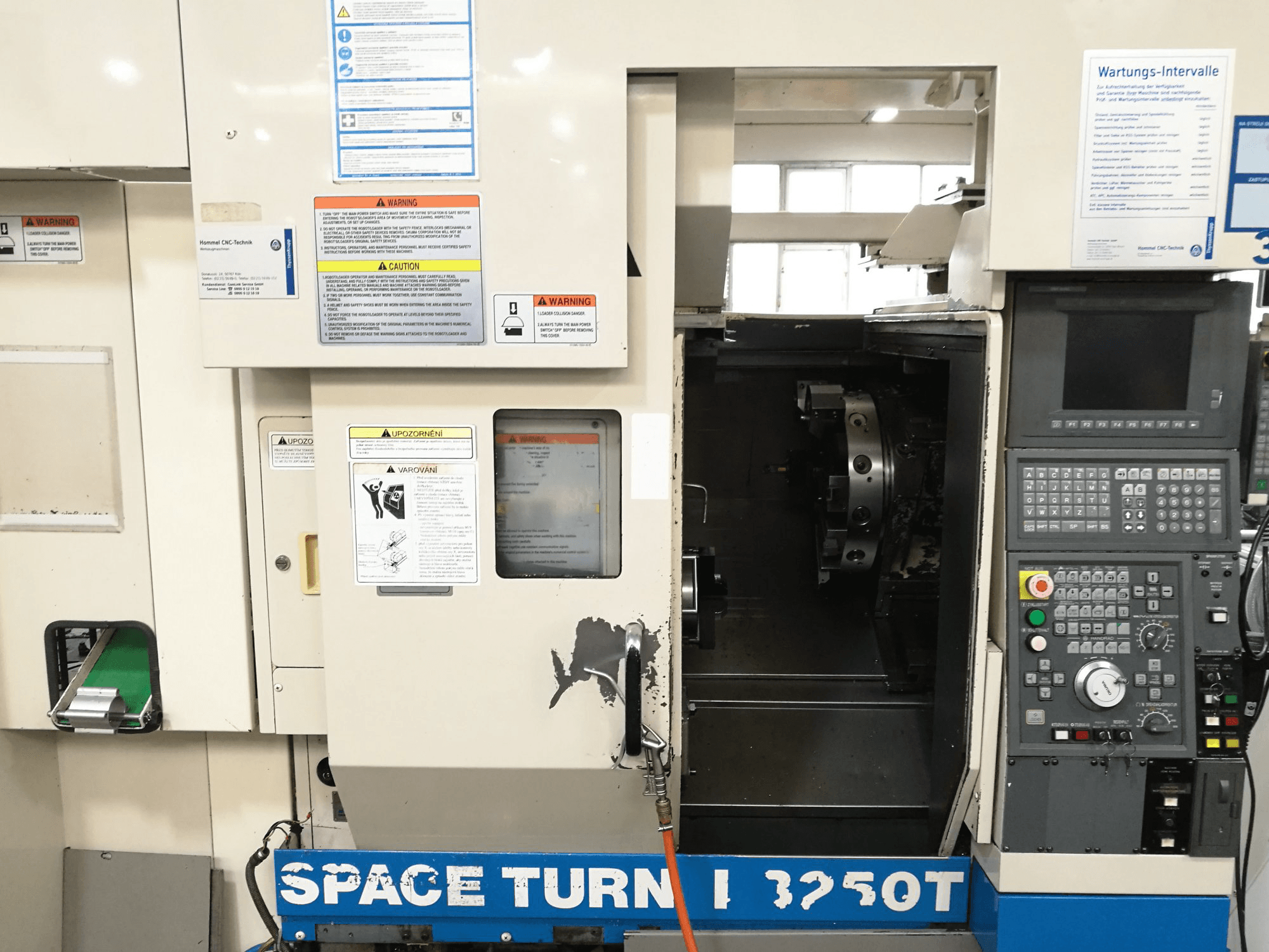 A Okuma SPACE TURN LB250T gép elölnézete