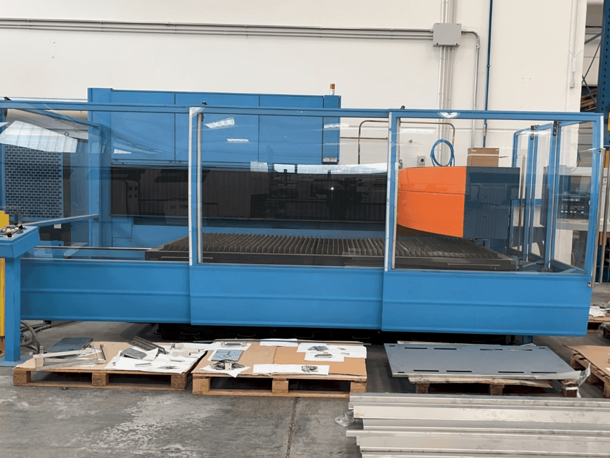 A Prima Industrie Platino 1530 PL 9000 gép elölnézete