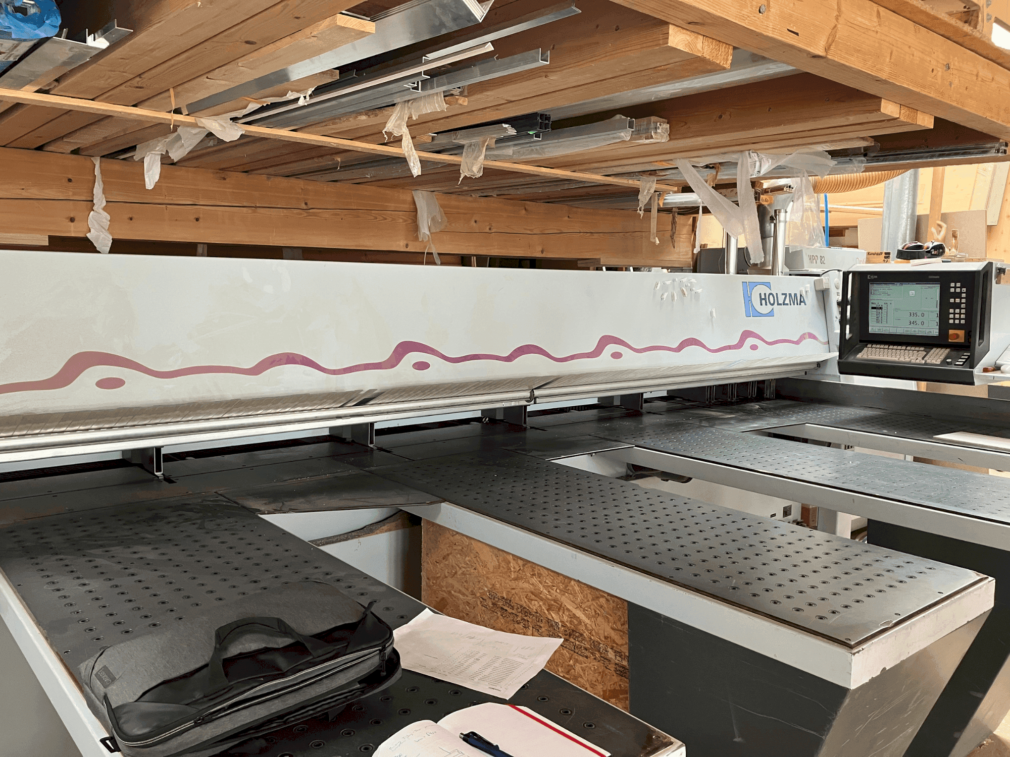 A HOLZMA HPP 82/43 gép elölnézete