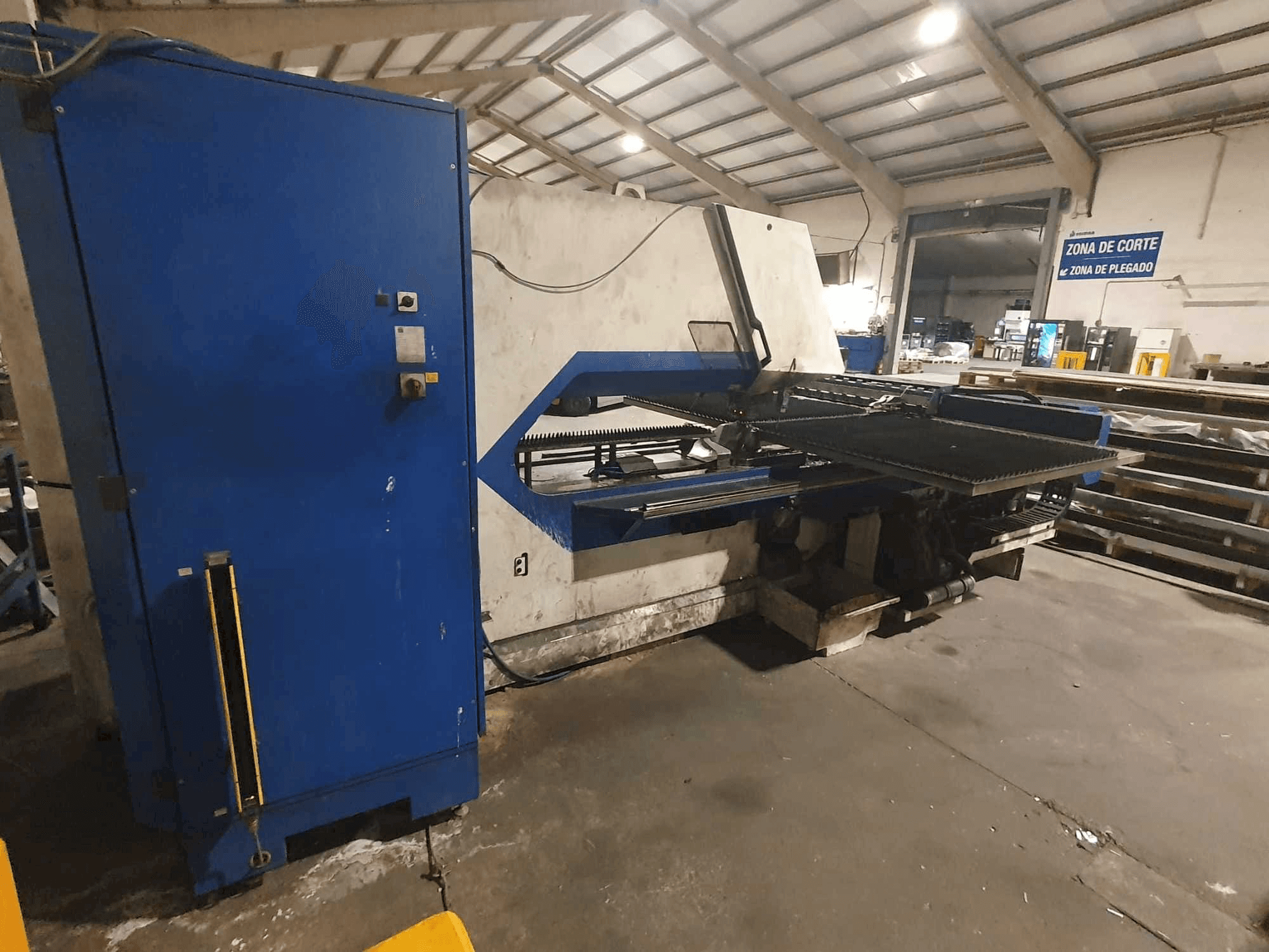 A TRUMPF Trumatic 2000R gép elölnézete