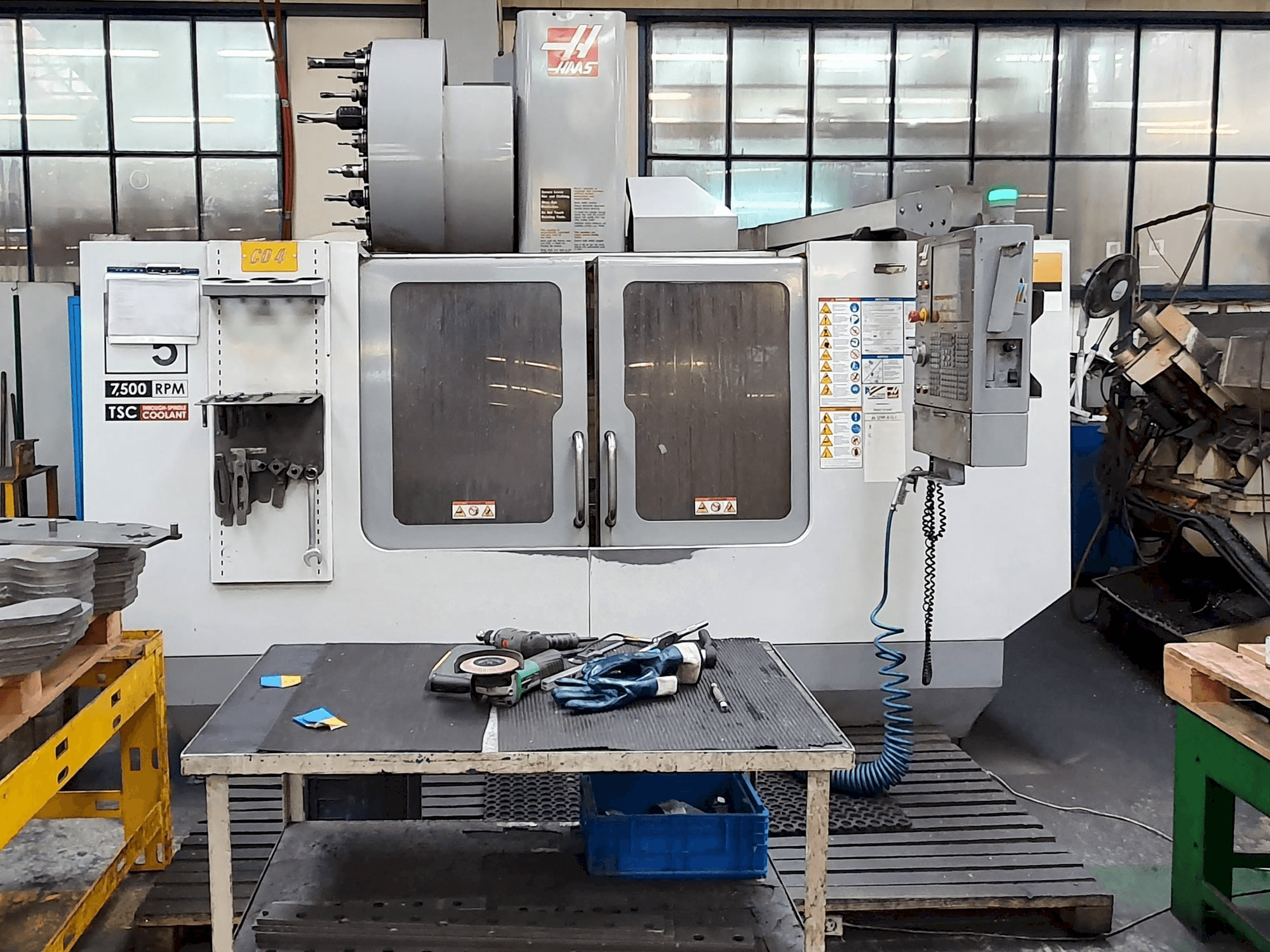 A HAAS VF-5 / 50HE gép elölnézete