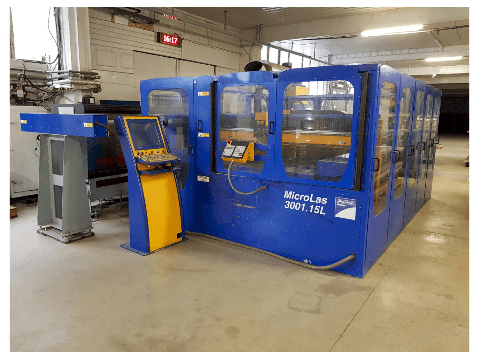 A MicroStep MicroLas 3001.15L gép elölnézete