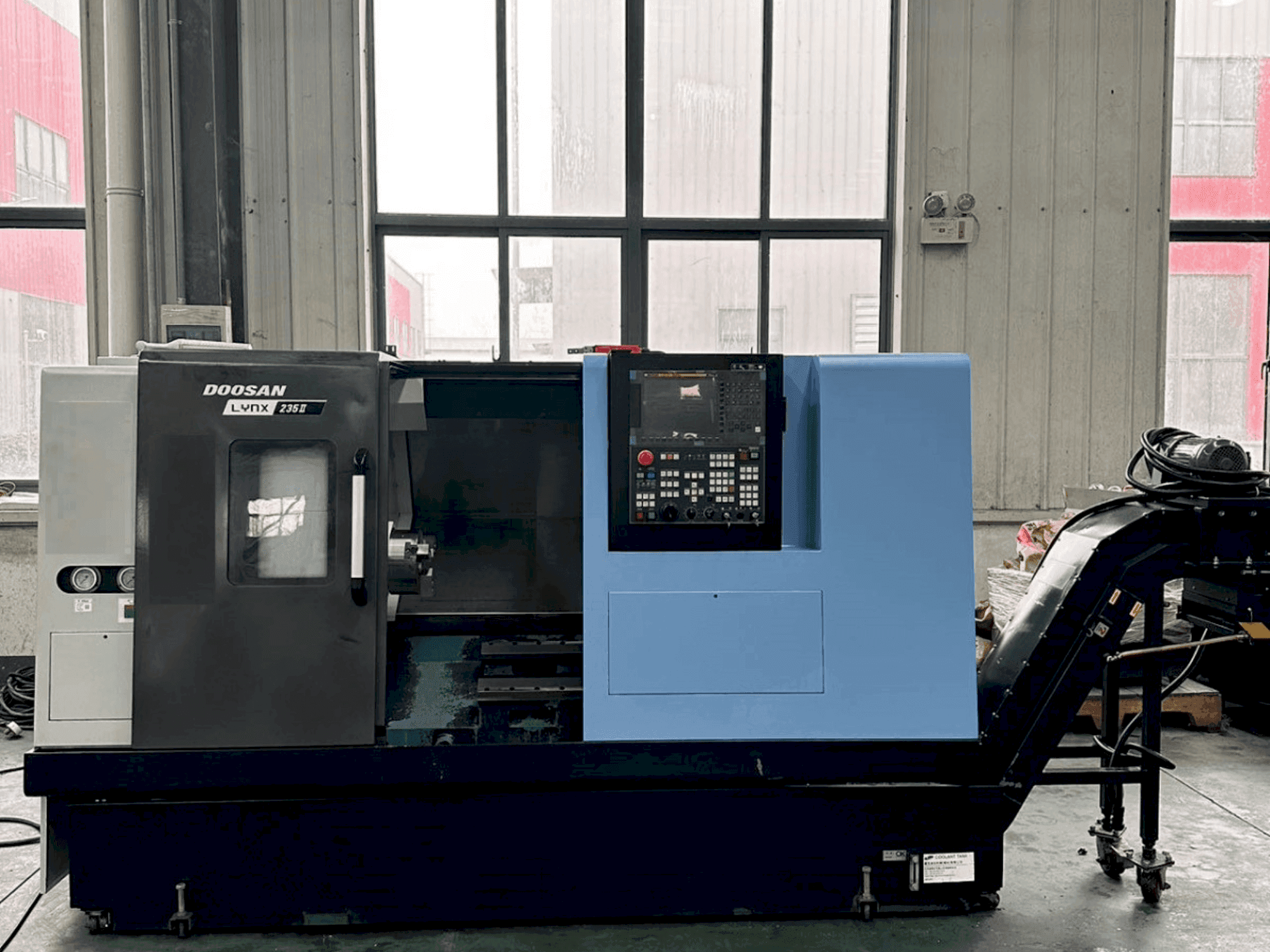 A DOOSAN Lynx 235II gép elölnézete