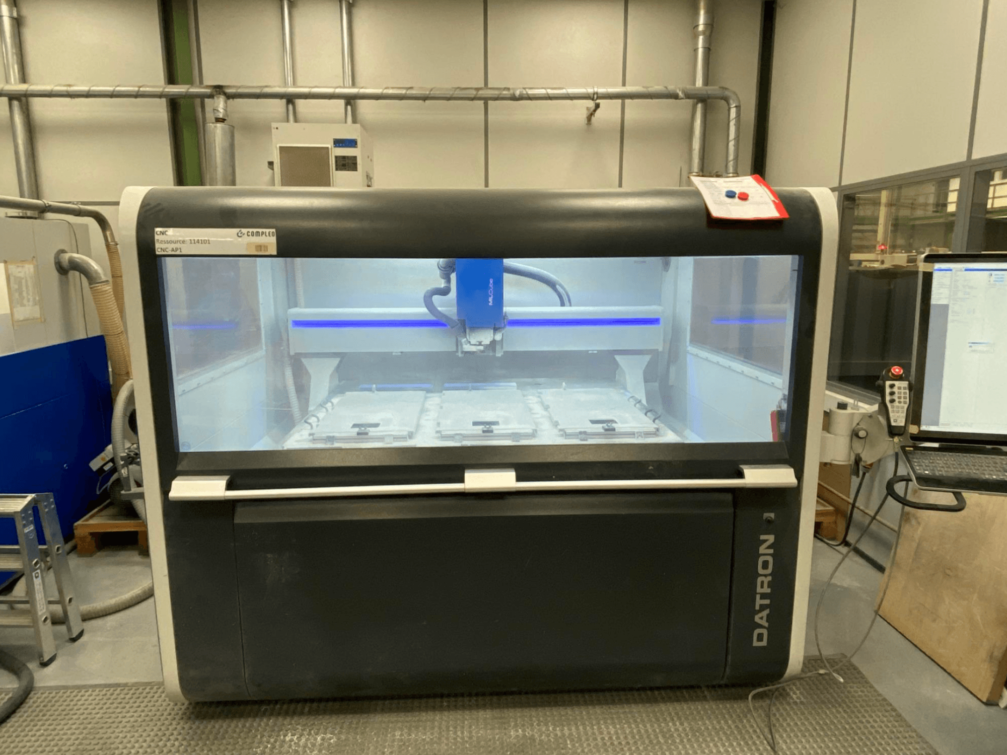 Datron MLCube B függőleges megmunkálóközpont, előlnézet, a gép belseje és a vezérlőpanel.