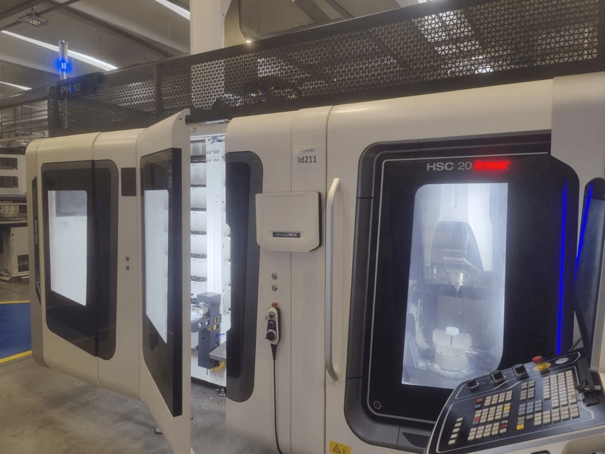 DMG MORI HSC 20 függőleges megmunkálóközpont, elölnézet, nyitott ajtók, amelyek a megmunkáló belső teret és a vezérlőpanelt mutatják.