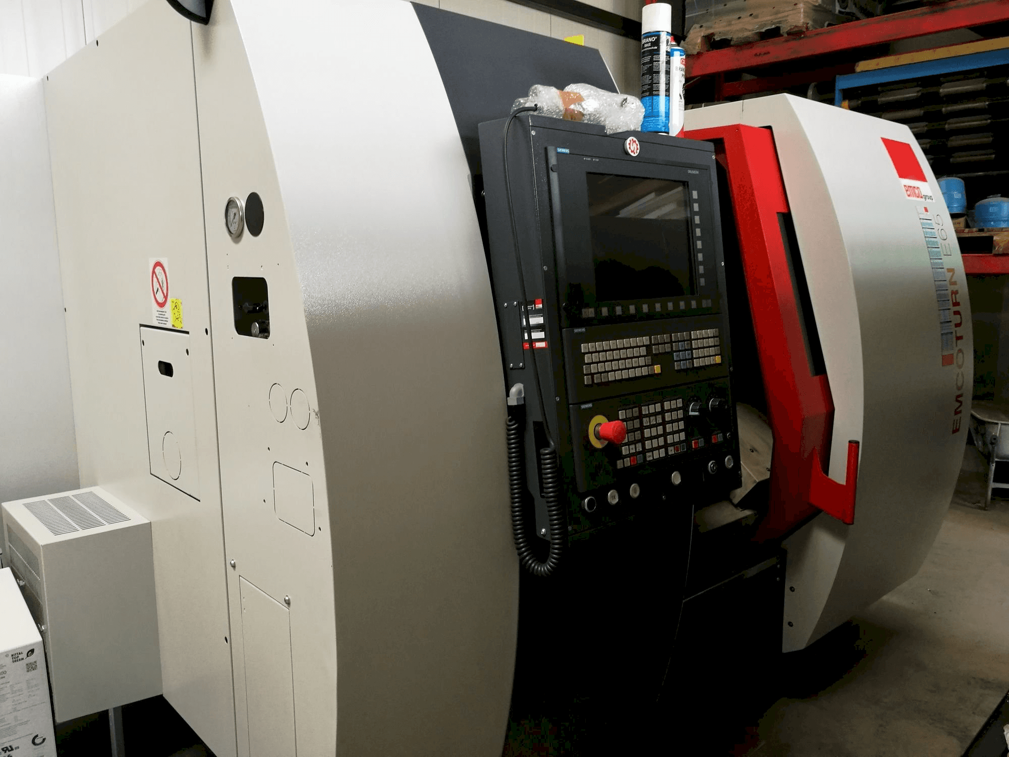 A EMCO Emcoturn E65 gép elölnézete