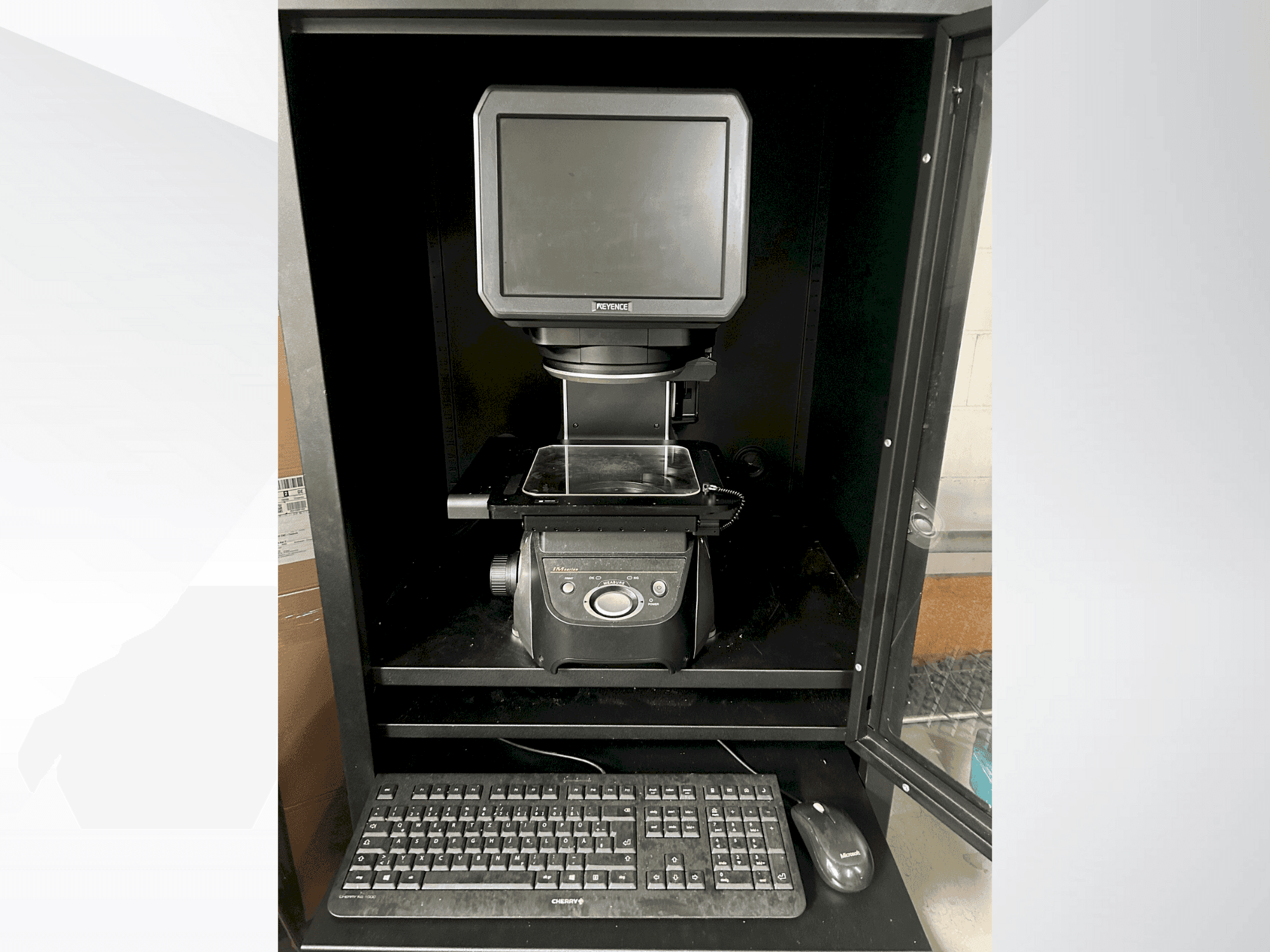 A KEYENCE IM 7020 gép elölnézete