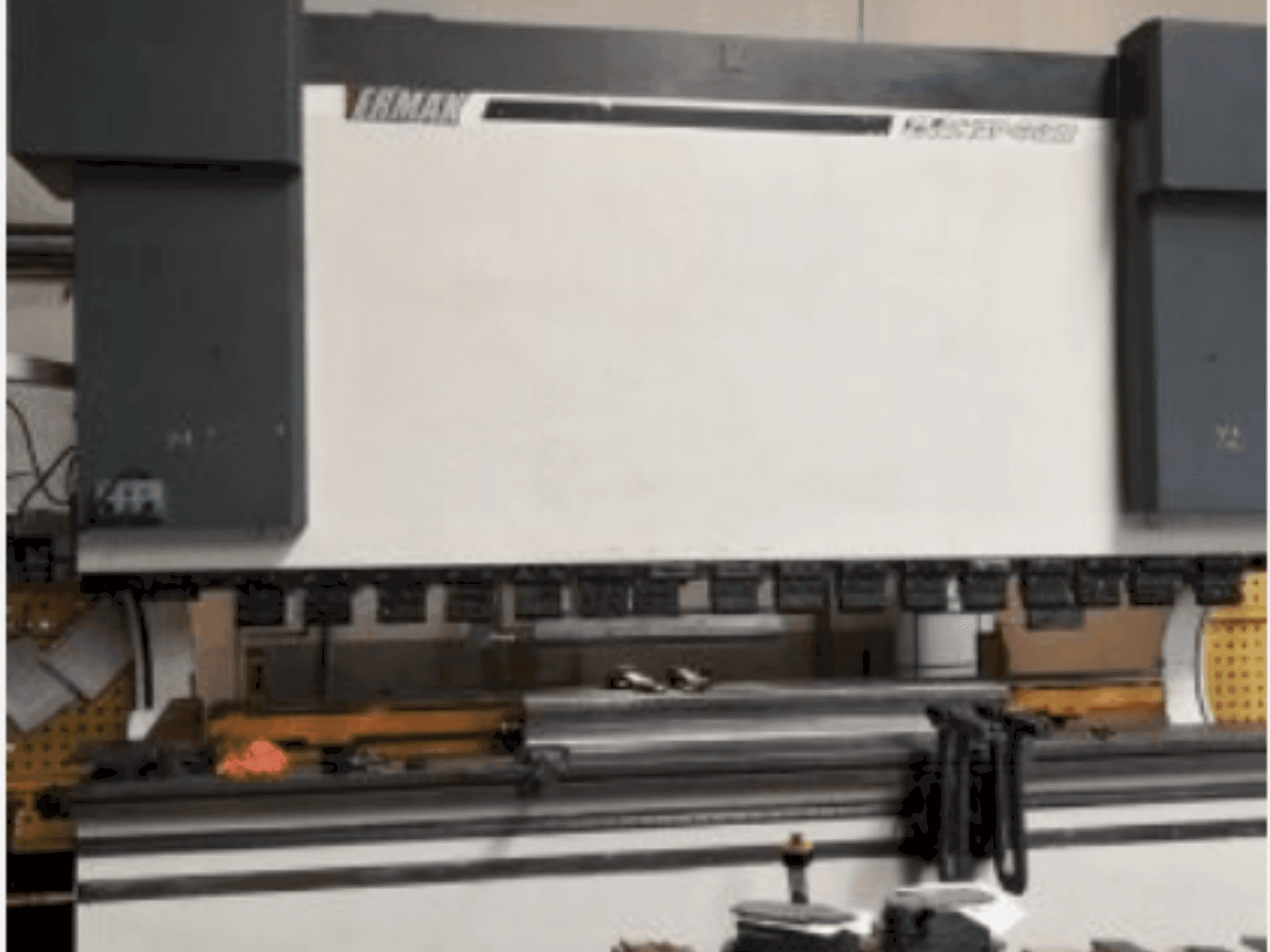 A ERMAK CNC HAP 4100x400 gép elölnézete