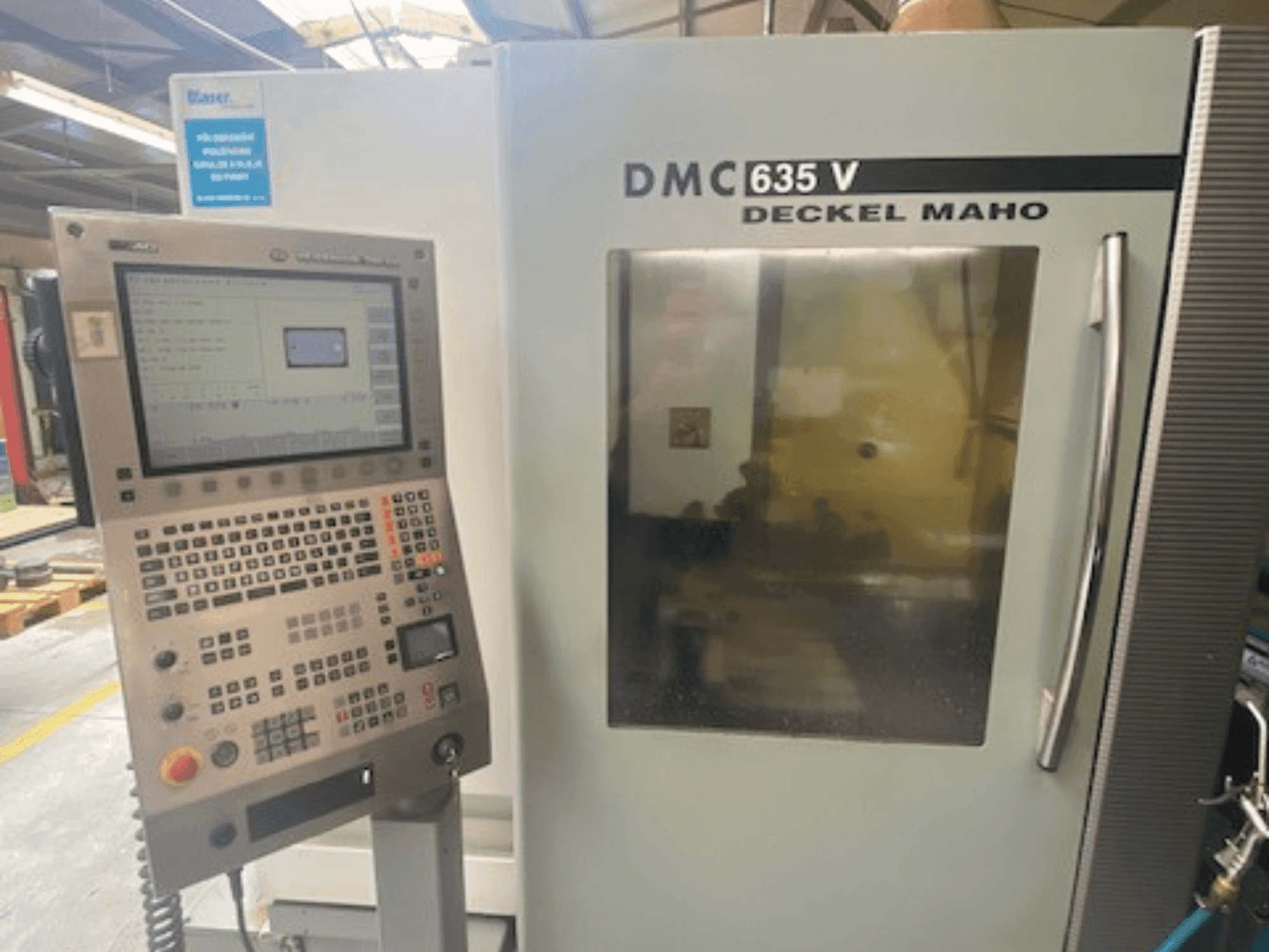 A DMG DECKEL MAHO DMC 635V gép elölnézete