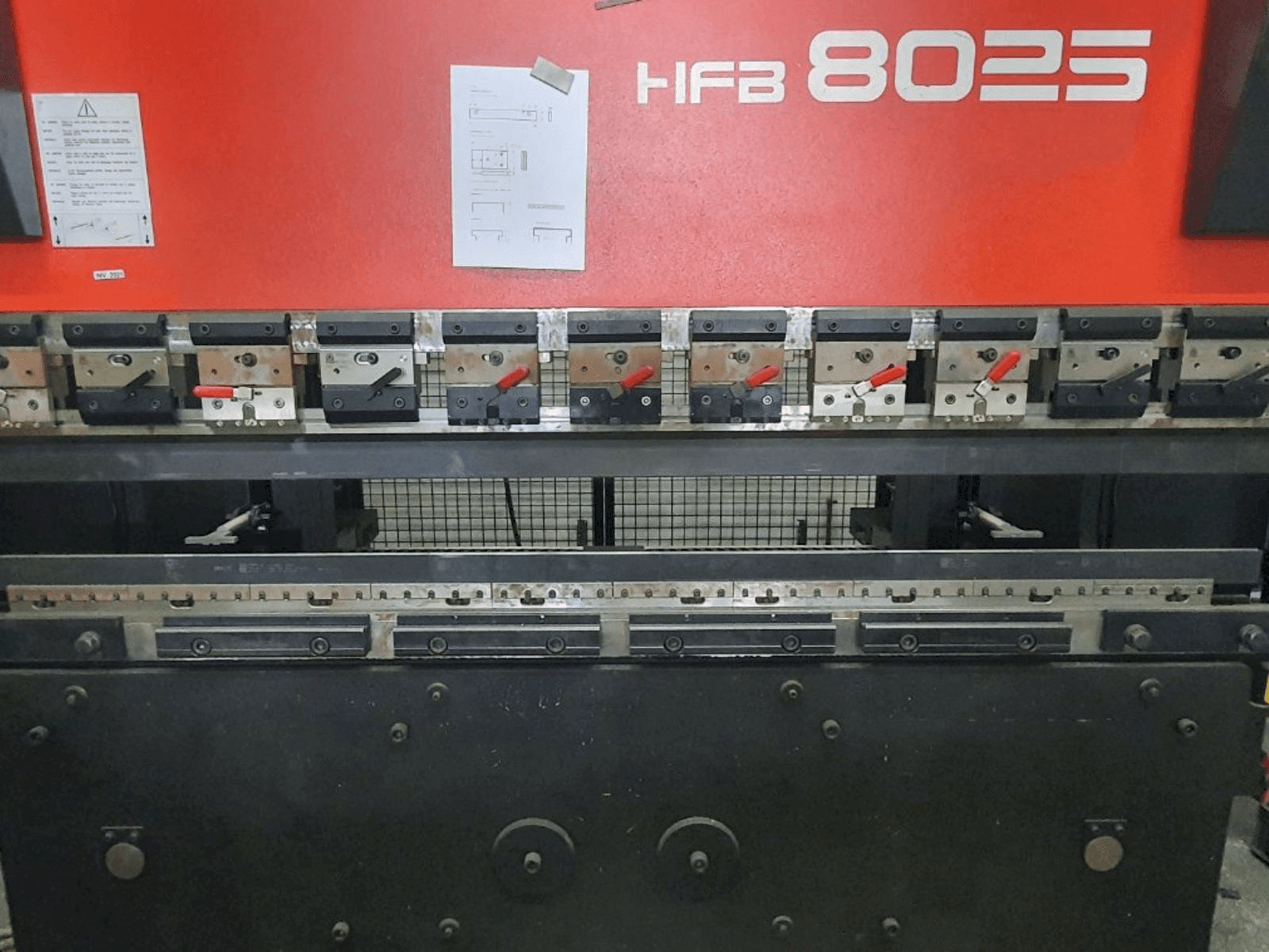 A AMADA HFBO 80-25 gép elölnézete