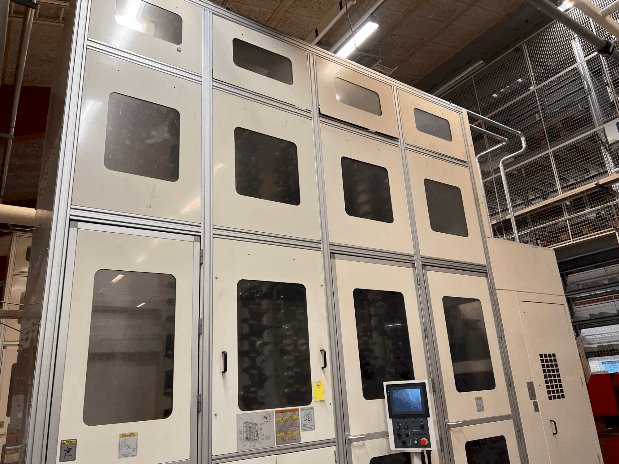 A Okuma MA-800H gép bal oldali nézete