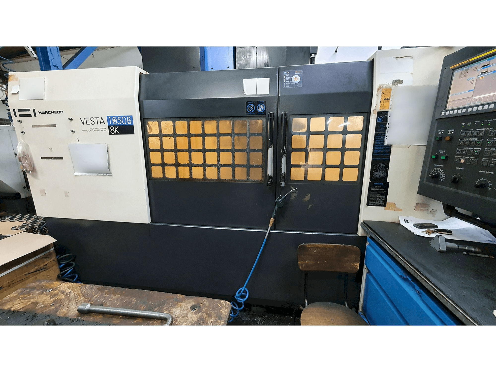 A HWACHEON VESTA-1050B gép elölnézete