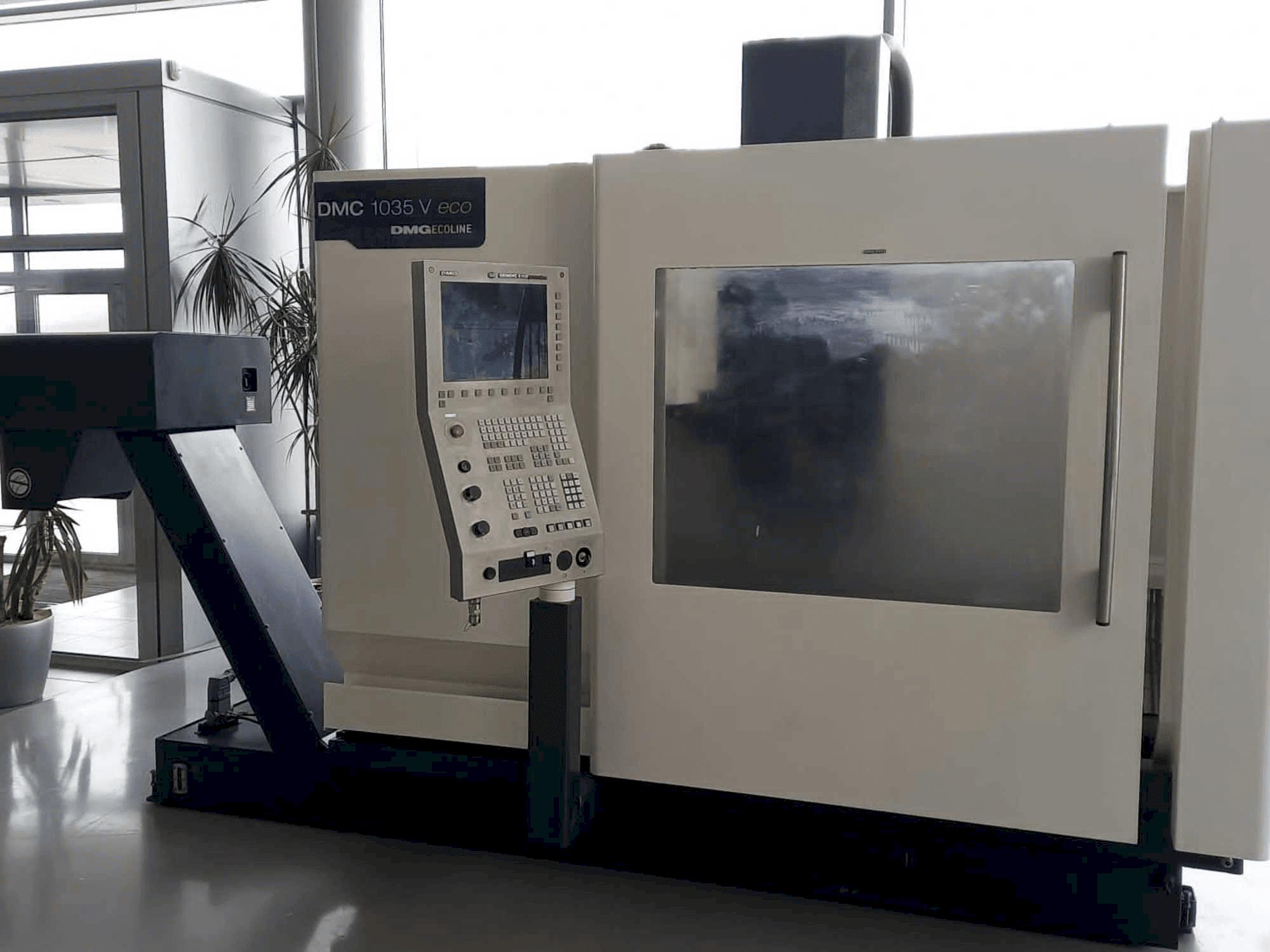 A DMG DMC 1035 V eco gép elölnézete