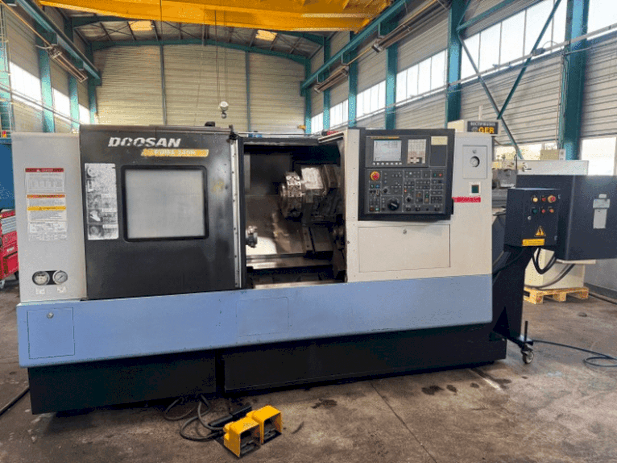 A DOOSAN PUMA 240MB gép elölnézete