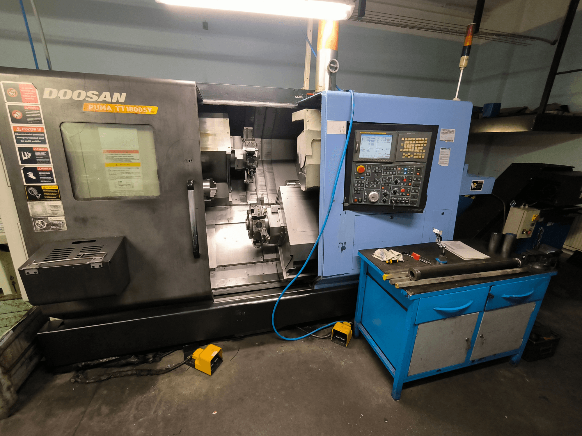 Doosan Puma TT1800SY CNC eszterga, előlnézet, a vezérlőpanel, a szerszámokkal ellátott munkaterület és a gép alkatrészei.