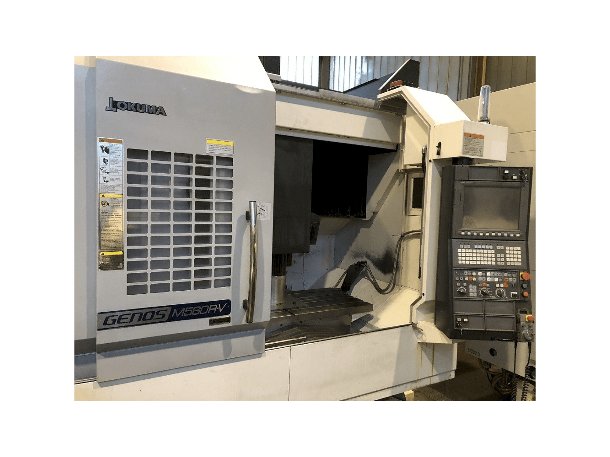 A Okuma Genos M560R-V gép elölnézete