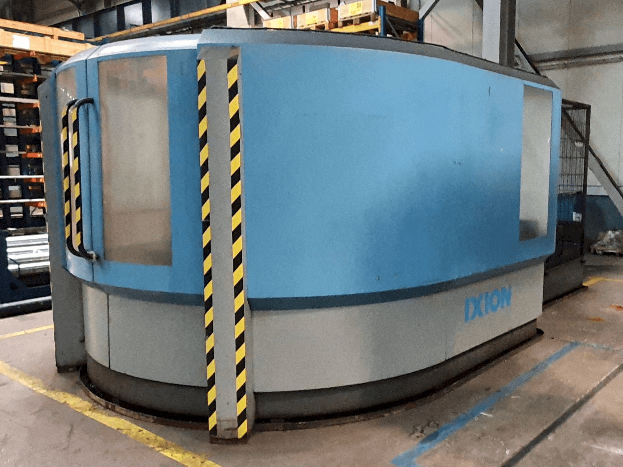 A IXION TL1004 gép elölnézete