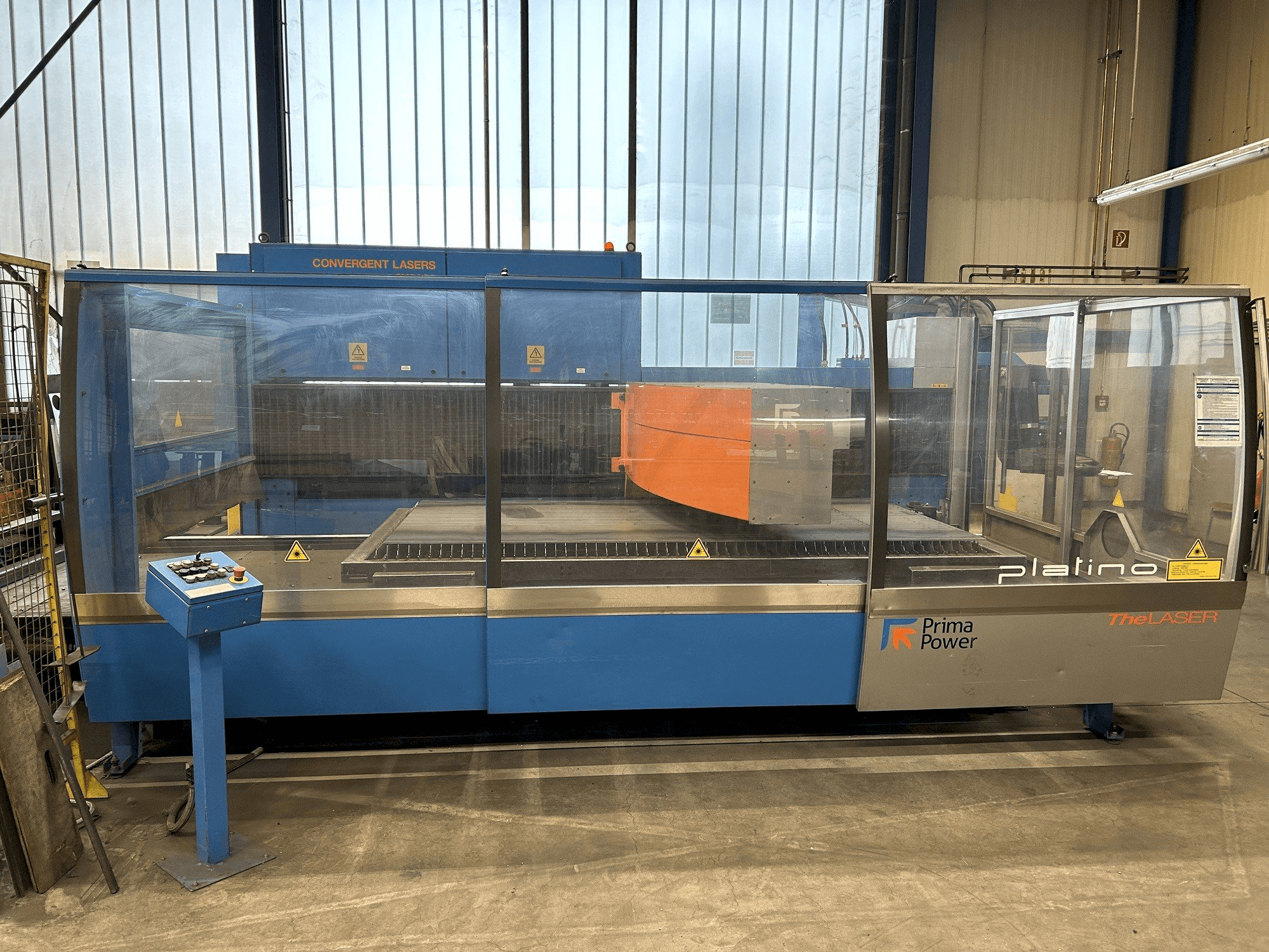 A Prima Power Platino 1530 gép elölnézete