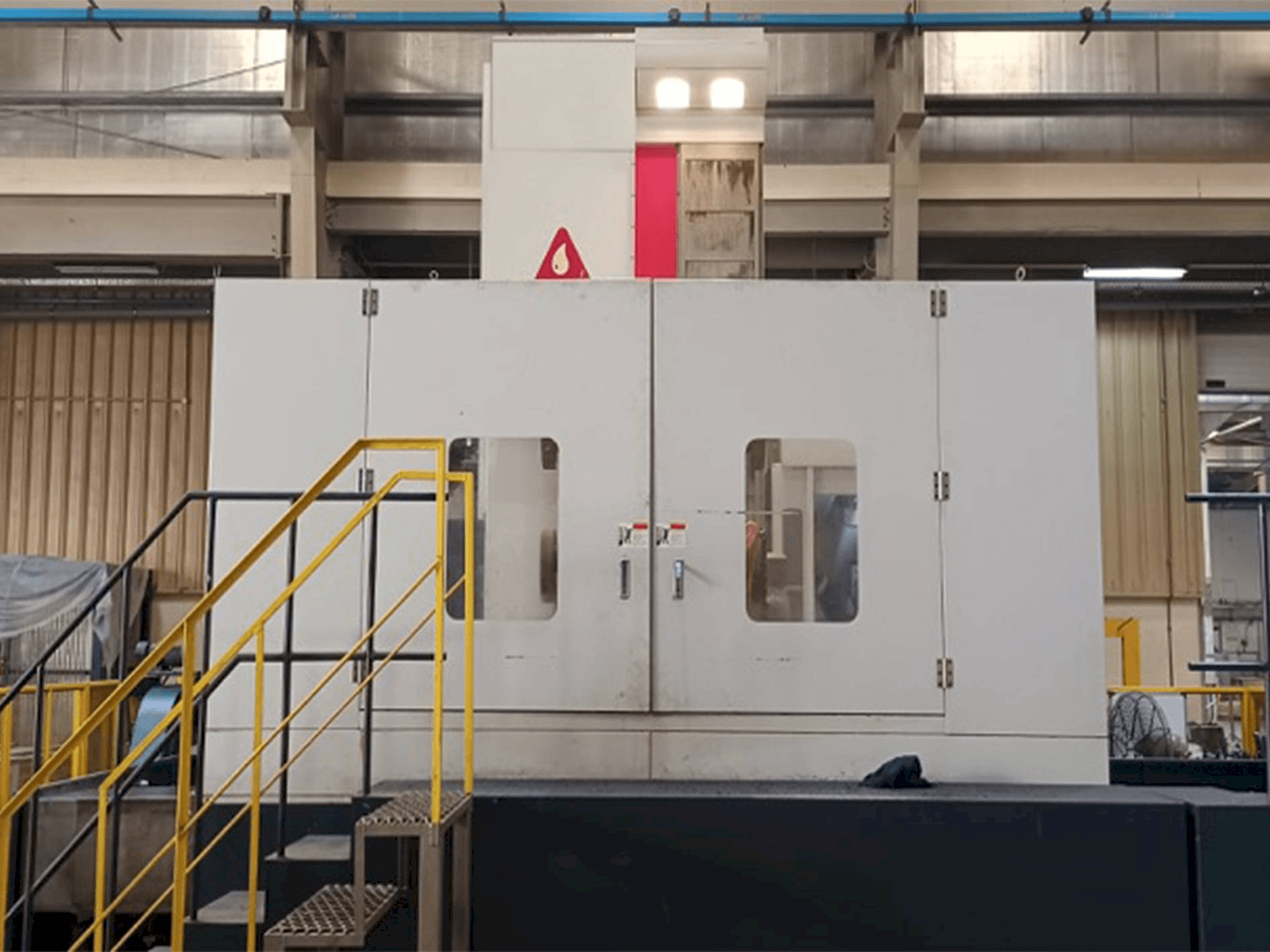 A YOU JI HBM130/3022 gép elölnézete