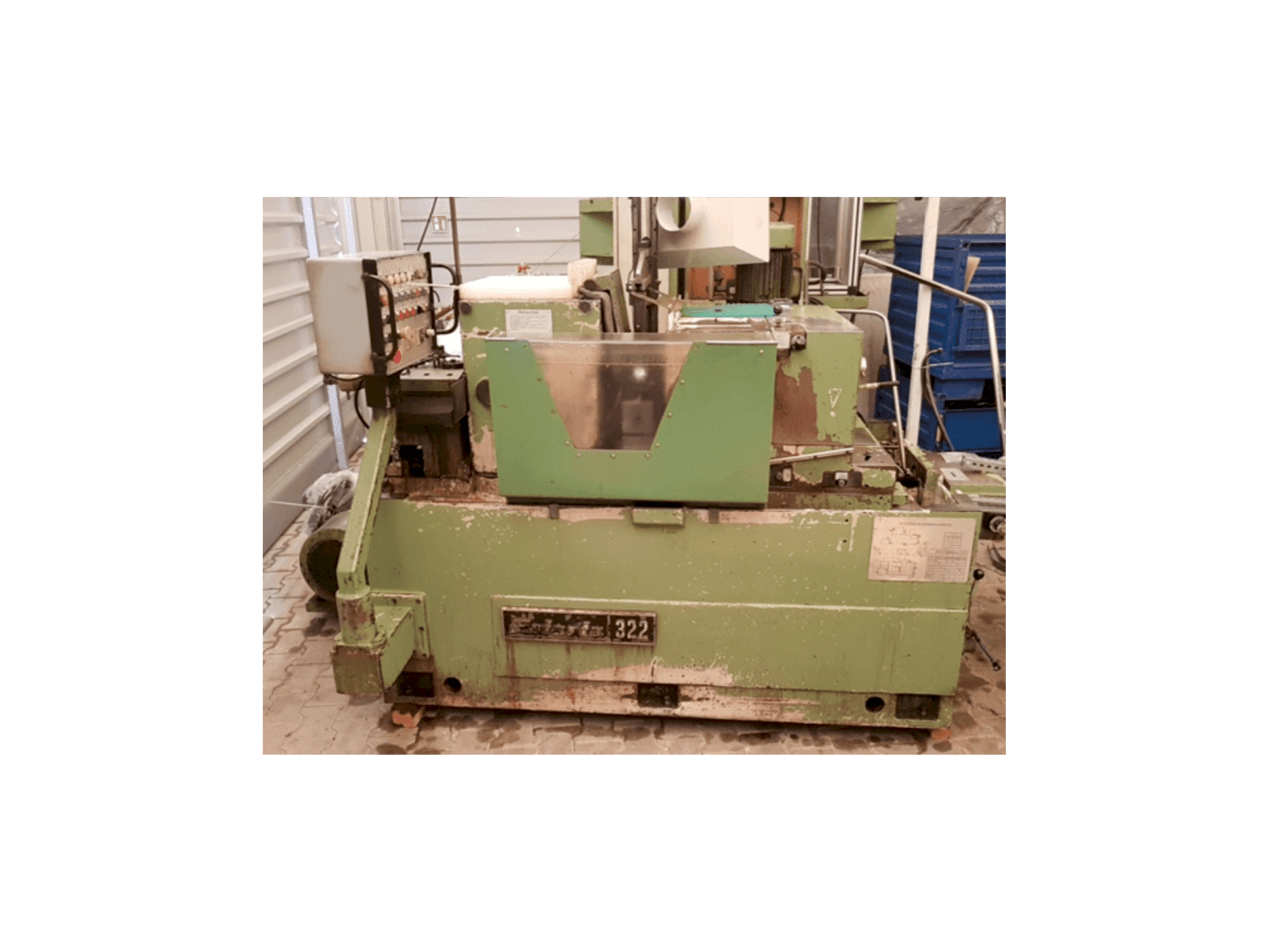 A Estarta 322 gép elölnézete