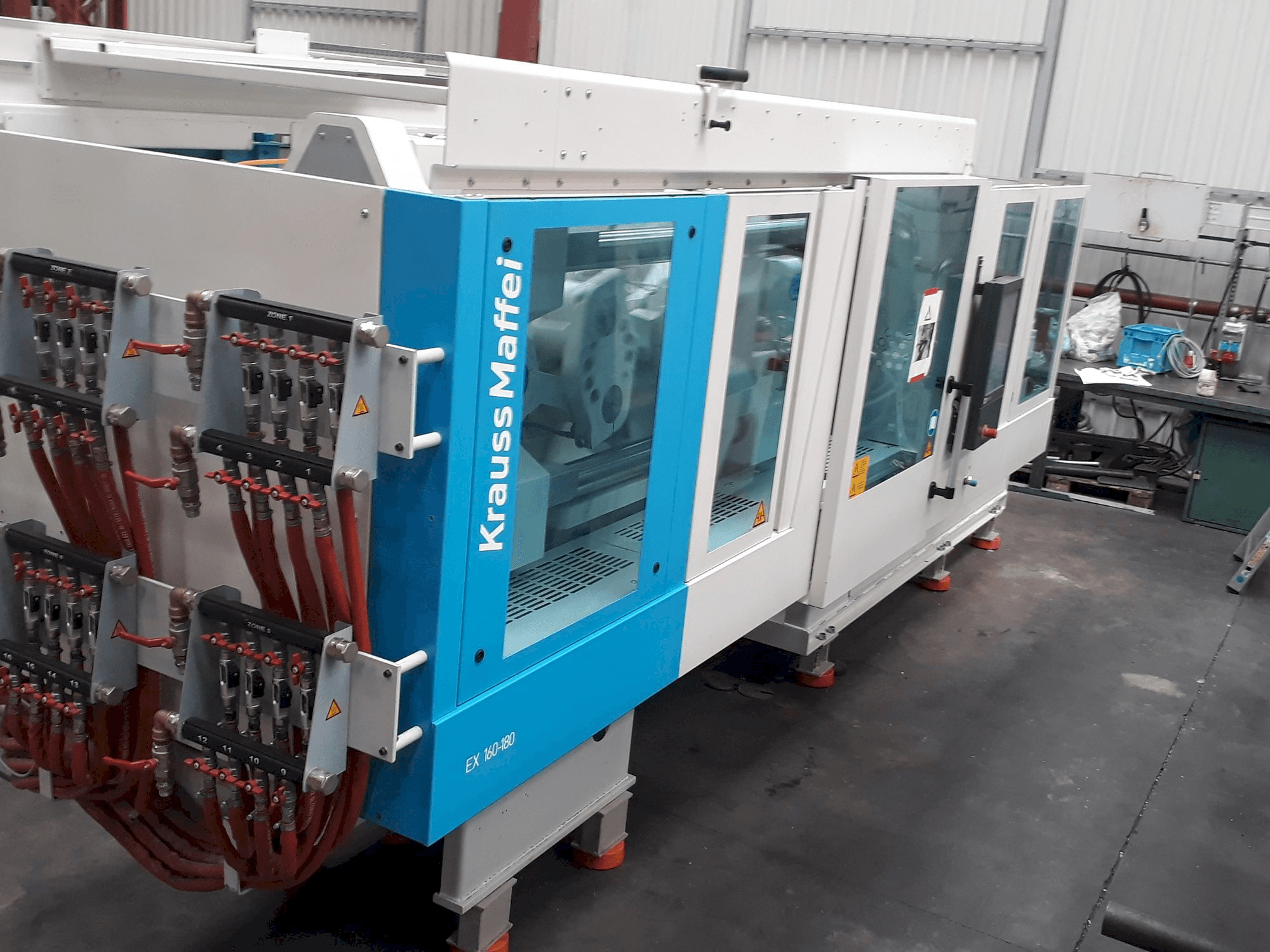 A Krauss Maffei 160-180 EX gép oldalnézete