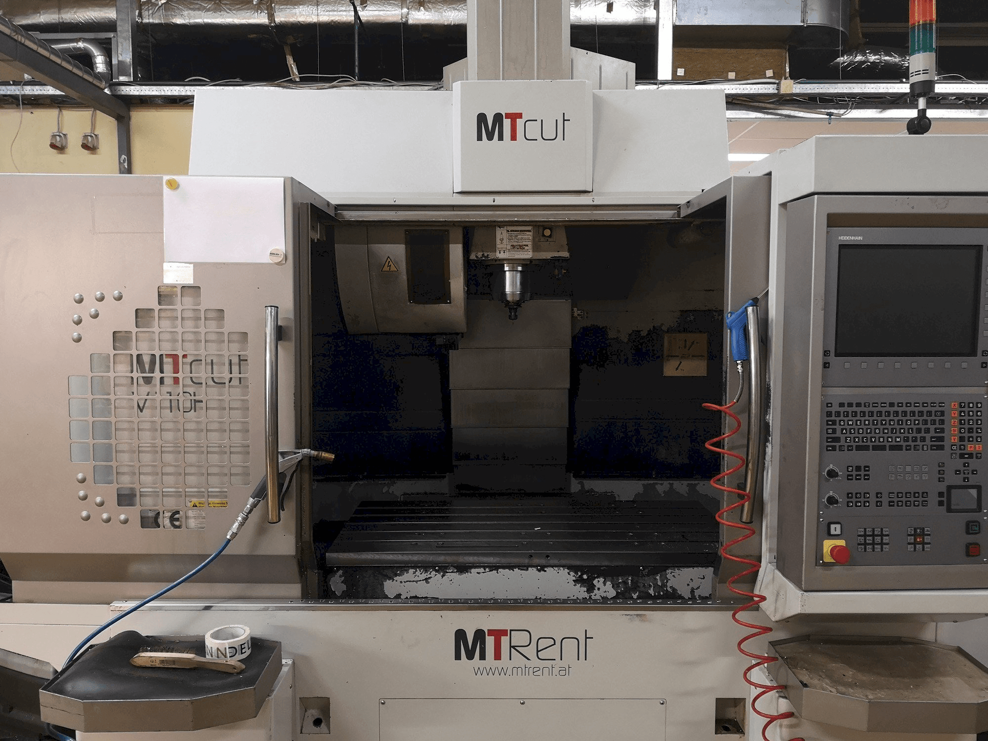 A MT Cut V110H gép elölnézete
