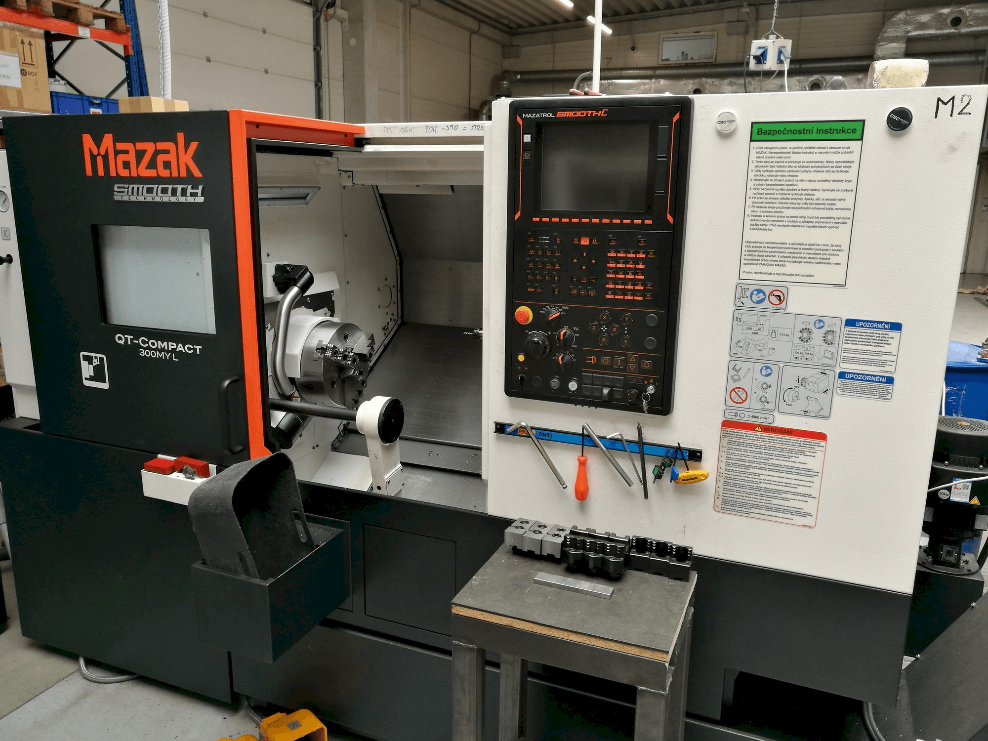 A Mazak Quick Turn Compact 300MY L gép elölnézete