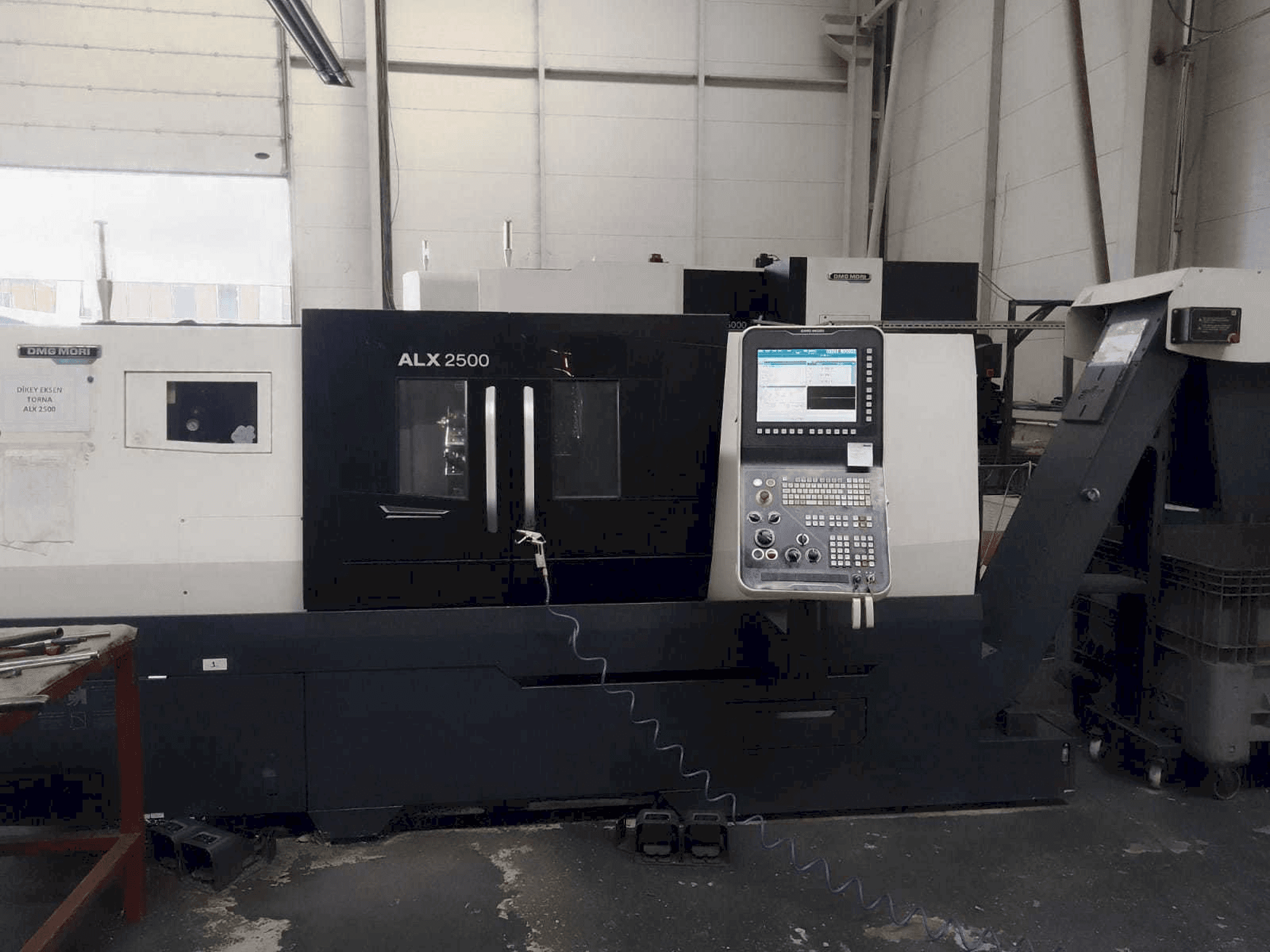 A DMG MORI ALX 2500 gép elölnézete