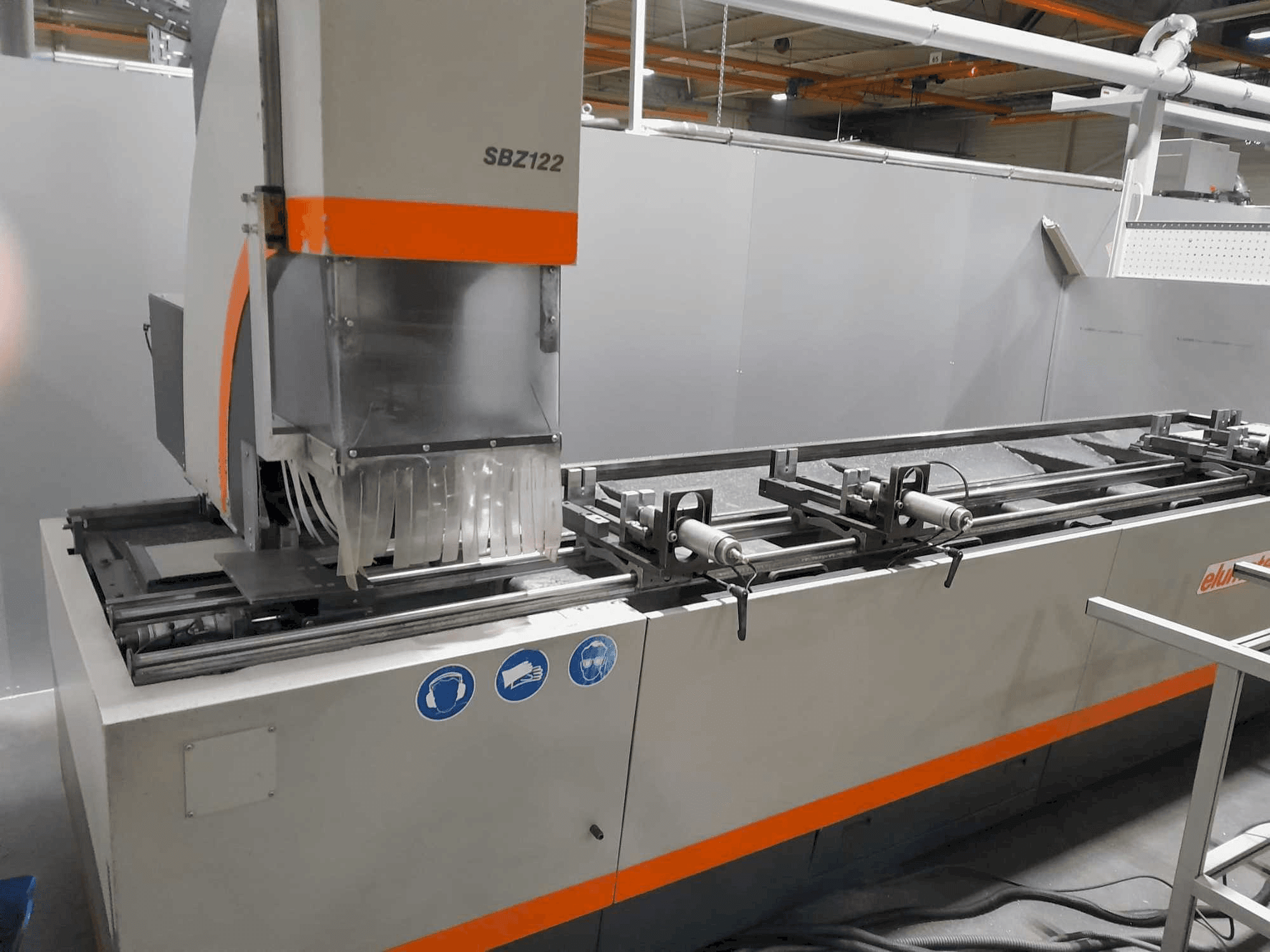 A Elumatec SBZ 122 gép elölnézete
