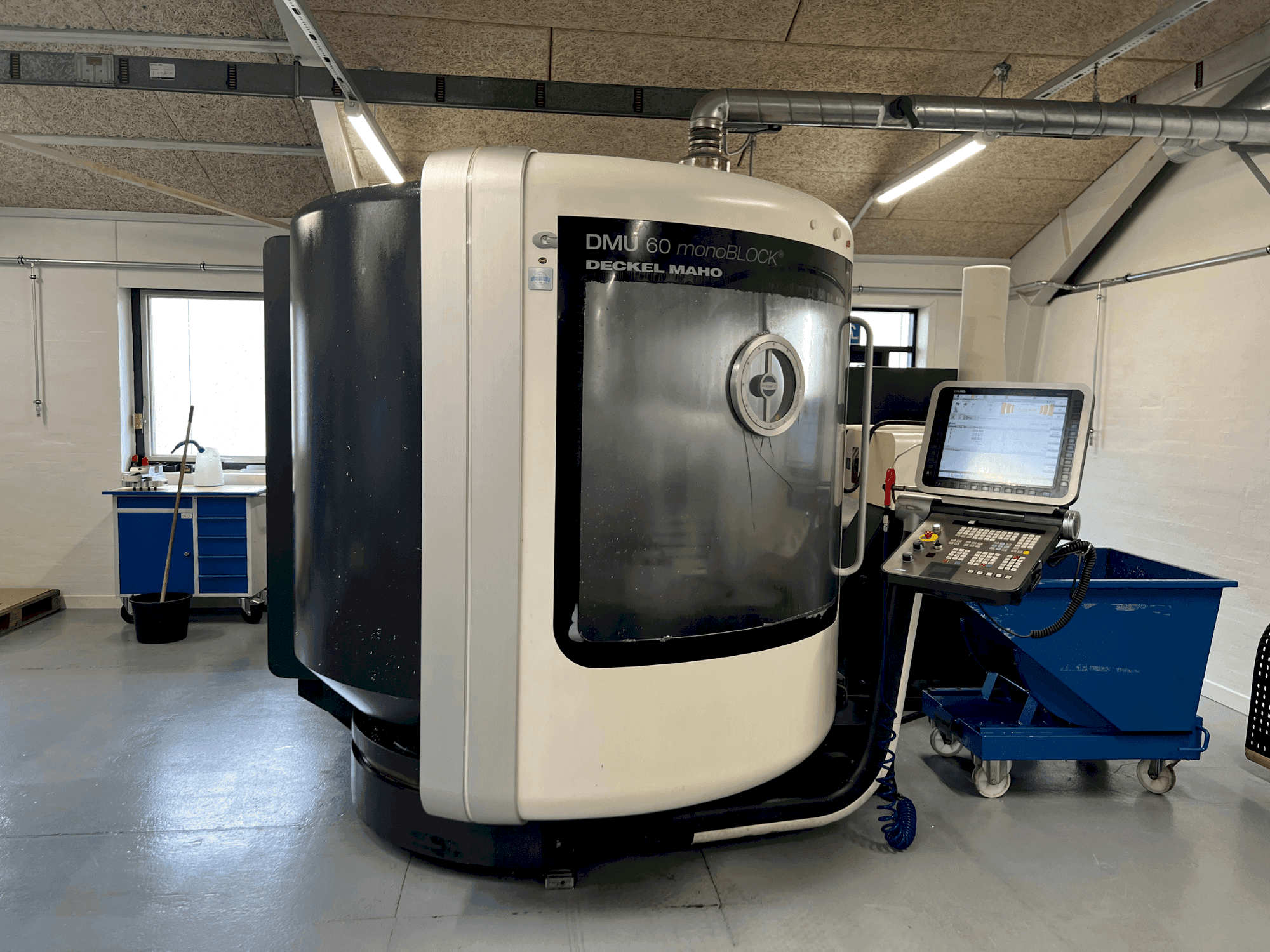 A DMG MORI DMU 60 monoBLOCK gép elölnézete