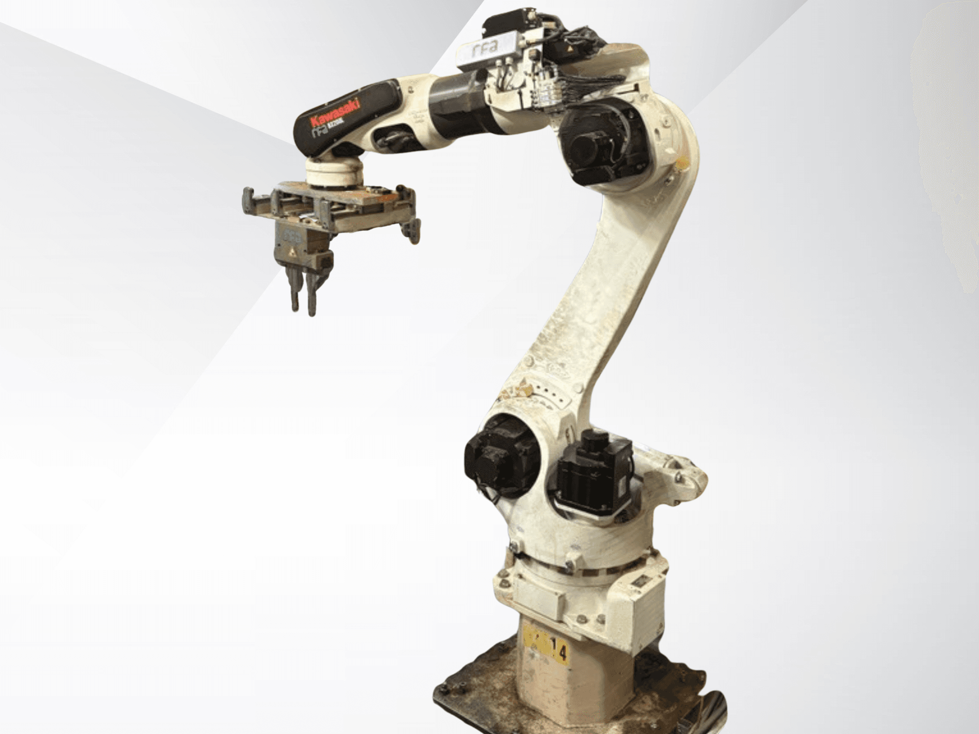 Kawasaki E42F-A001 robotkar oldalnézetben, a végére erősített markolóval. Láthatóak a forgócsuklók és a tápcsatlakozók.