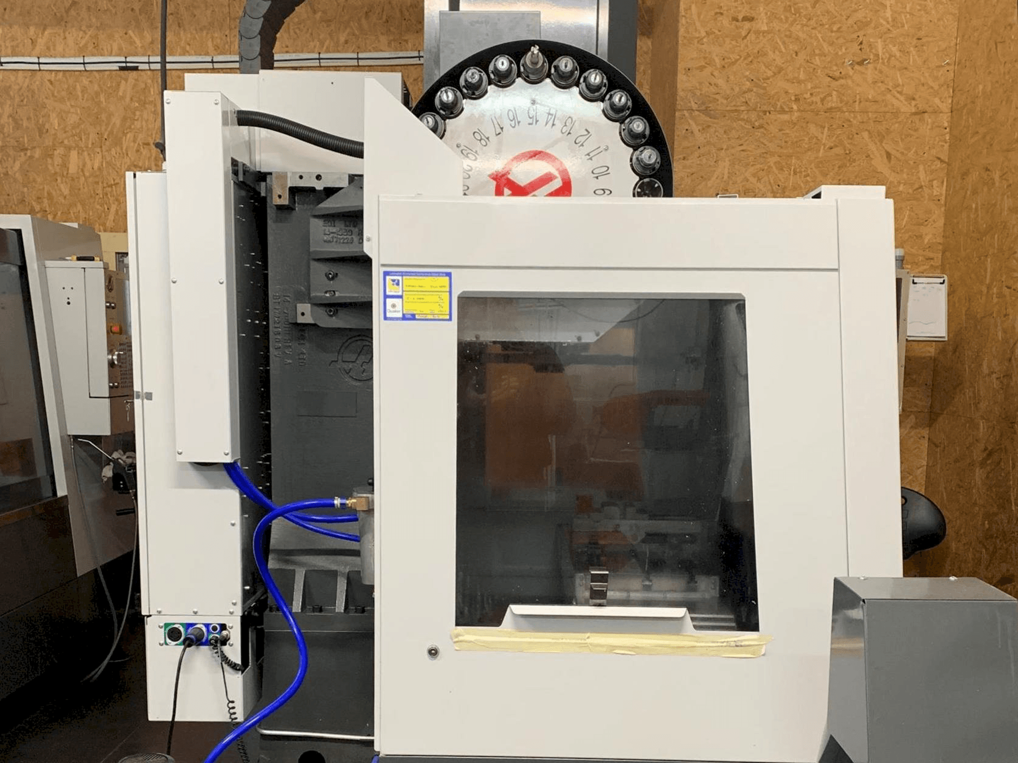 A HAAS VF-2EU gép elölnézete