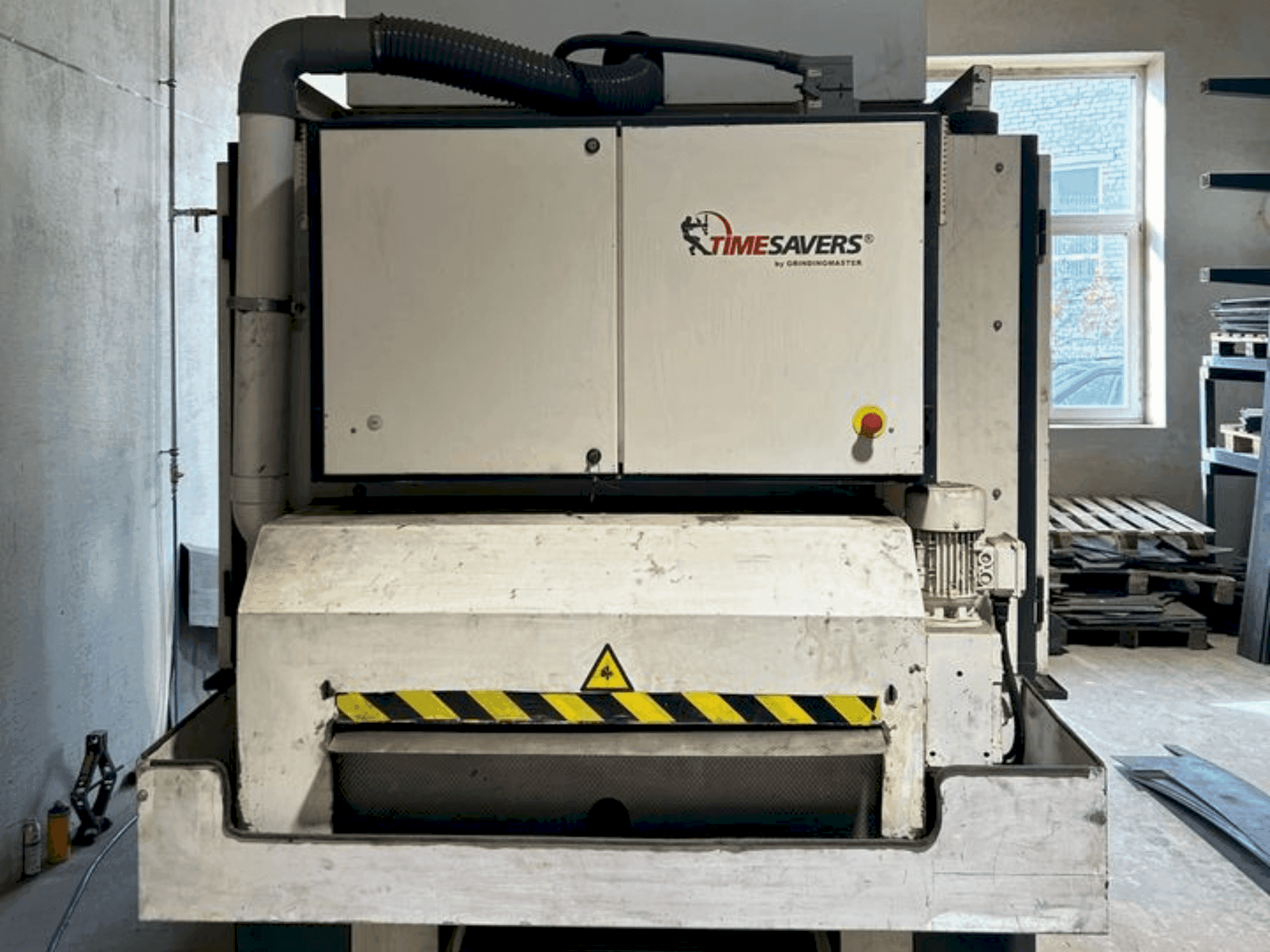 A TIMESAVERS 41serie 900 WRD N gép elölnézete