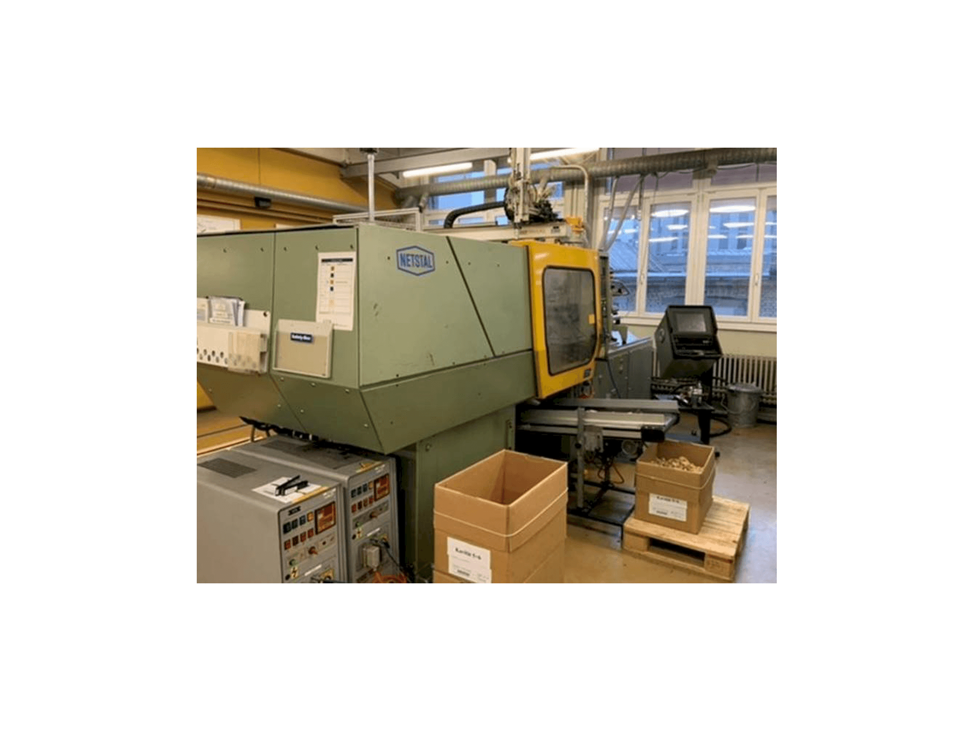 A Netstal Synergy 600-110 gép elölnézete