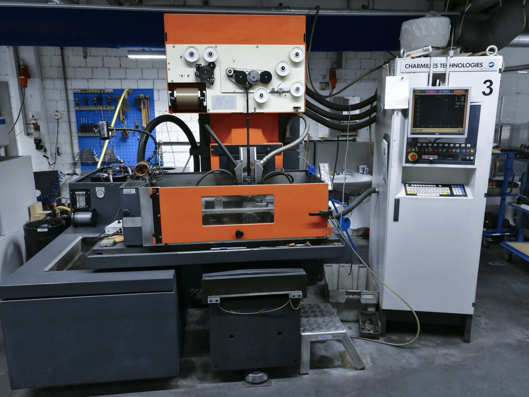 A CHARMILLES ROBOFIL 2020-1 gép elölnézete
