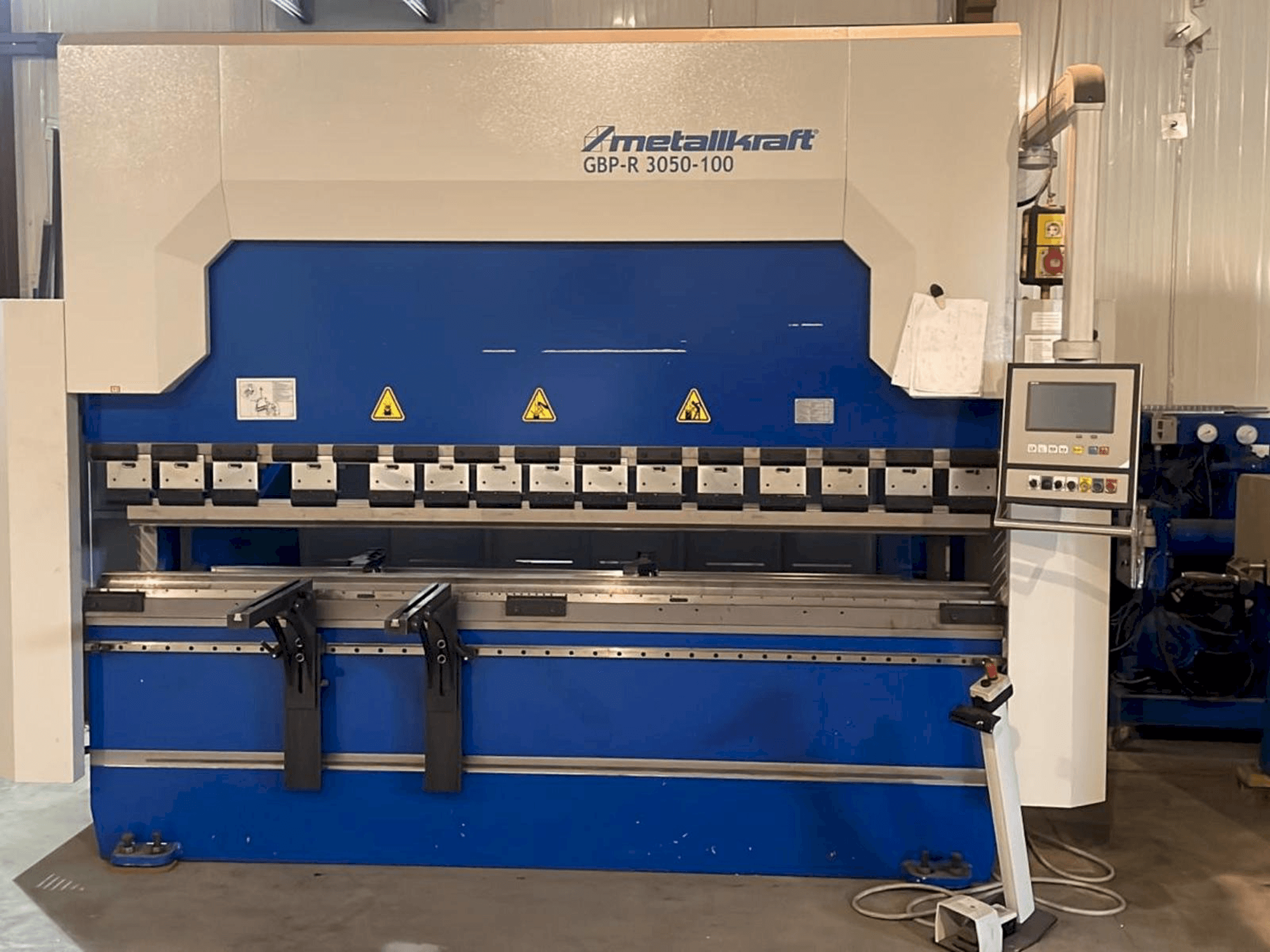 A Metallkraft GBPR30540-100 gép elölnézete
