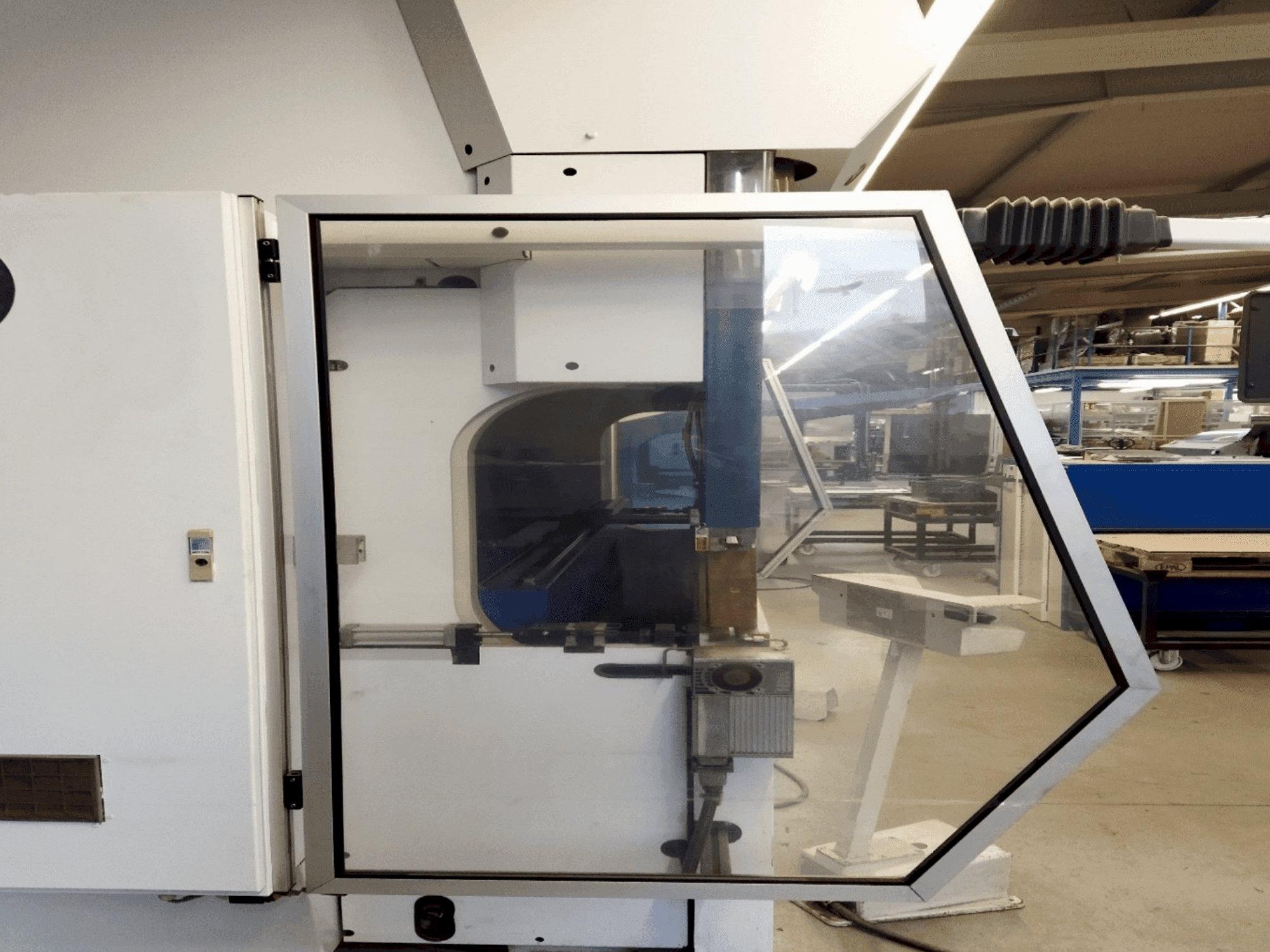 A TRUMPF TrumaBend V130 gép elölnézete