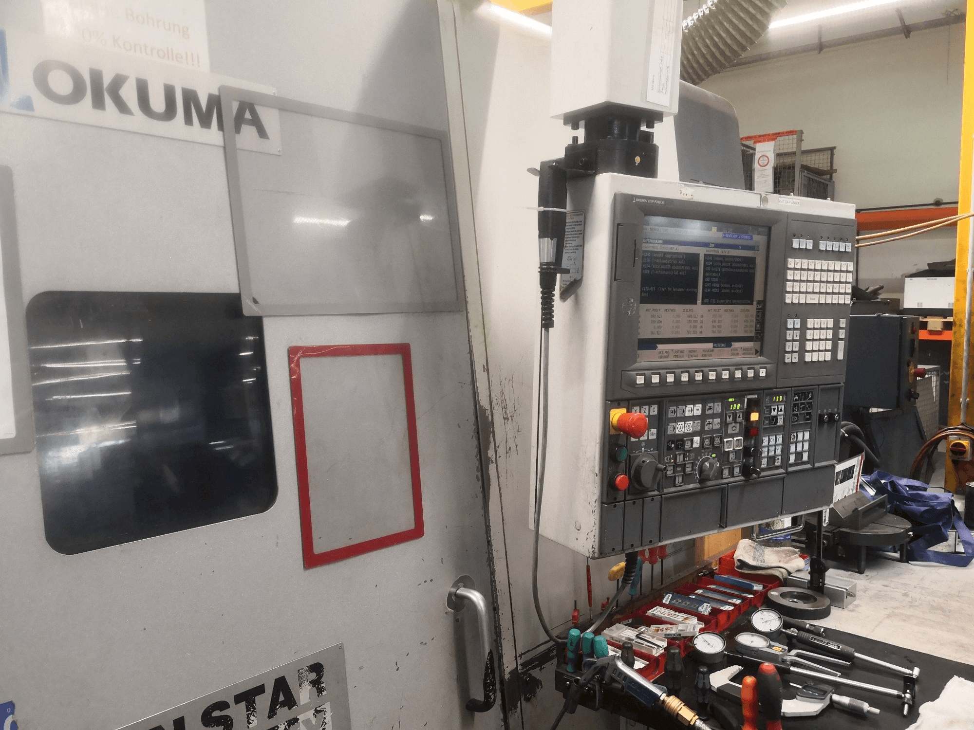 A Okuma LT 300 MY gép elölnézete