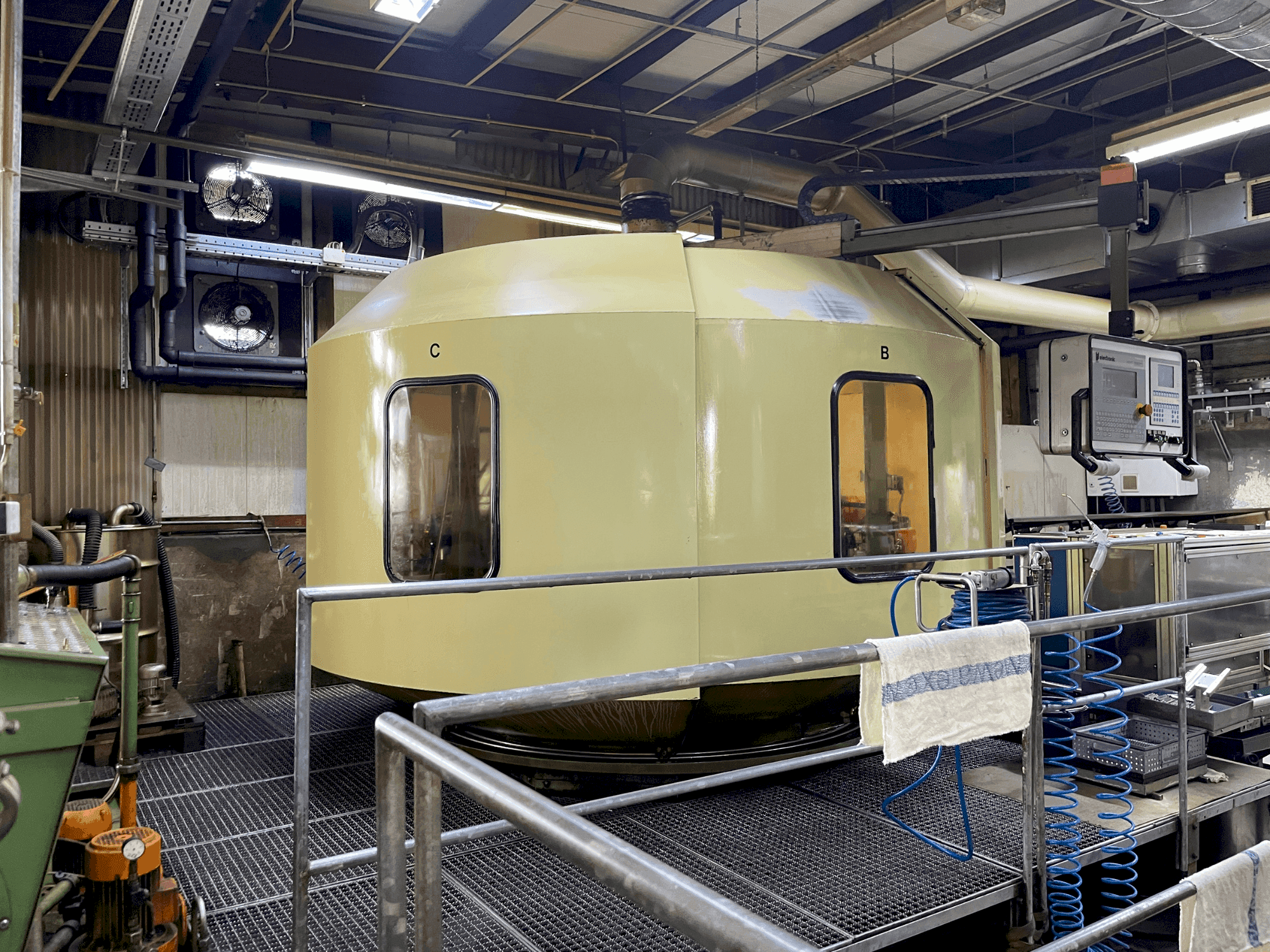 A HUG RISMAT 157 G-16 F48 gép elölnézete