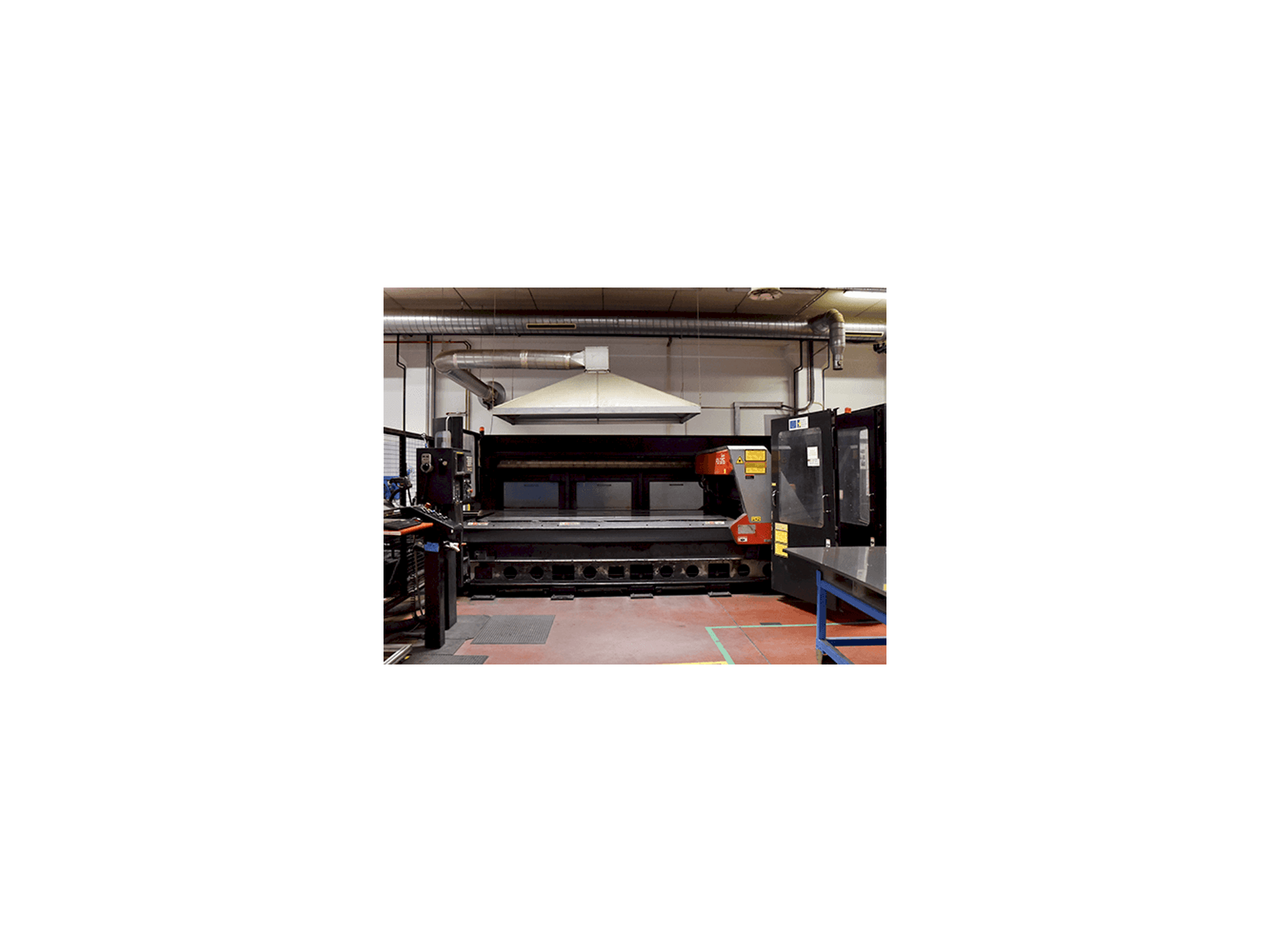 A AMADA FO-3015 gép elölnézete