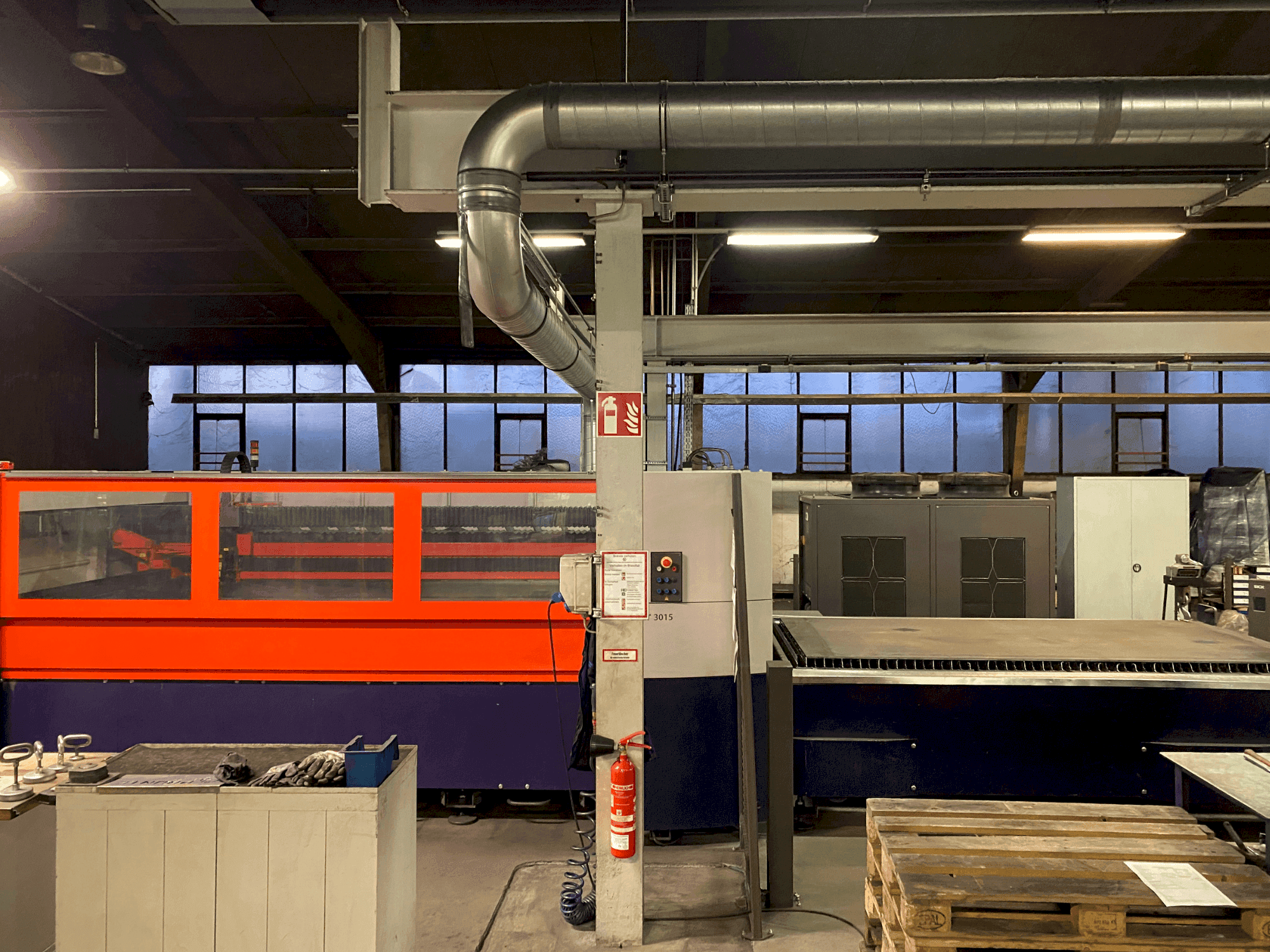 A Bystronic Bystar 3015/4400 gép elölnézete