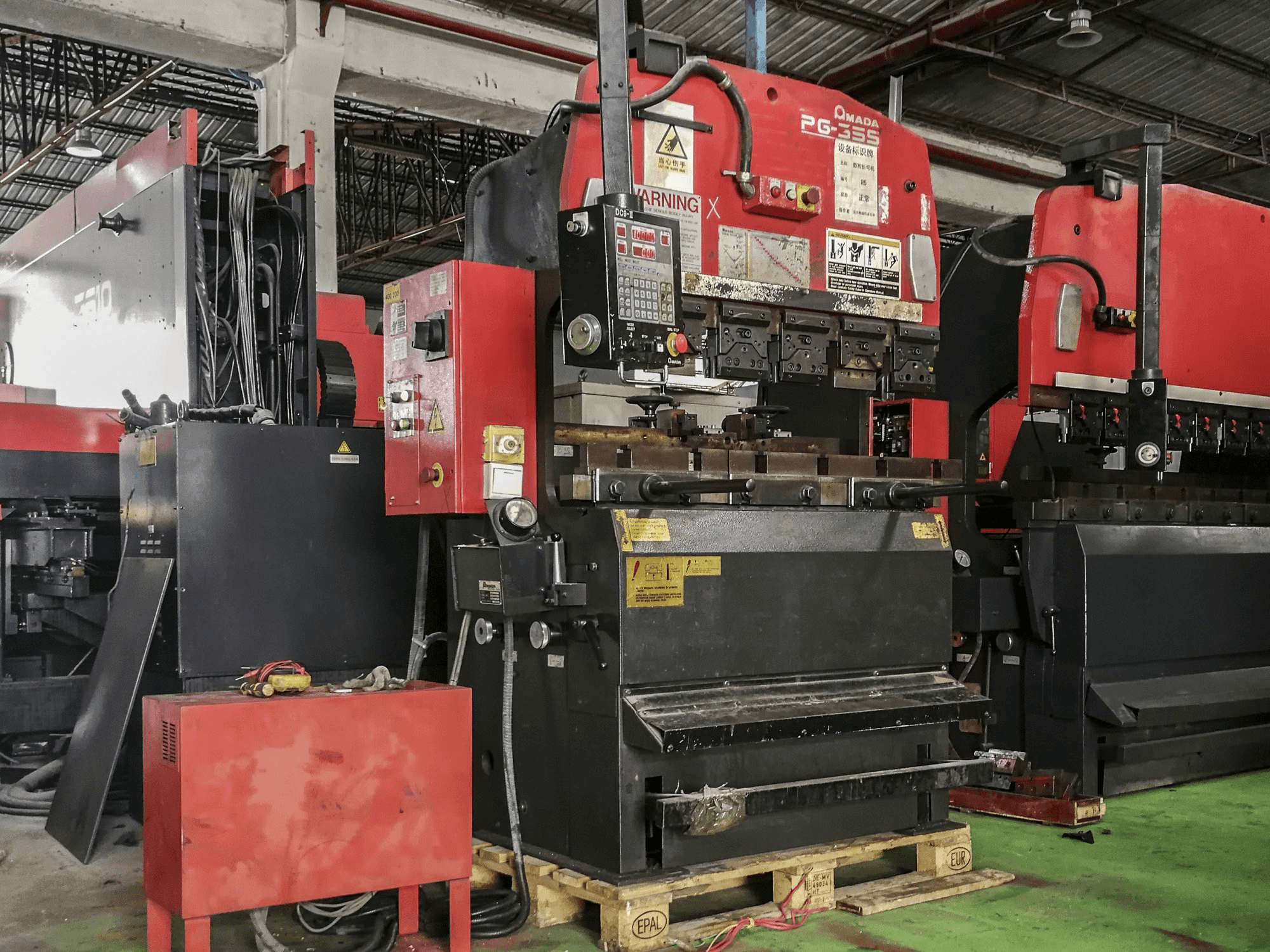 A AMADA RG-35S gép bal oldali nézete