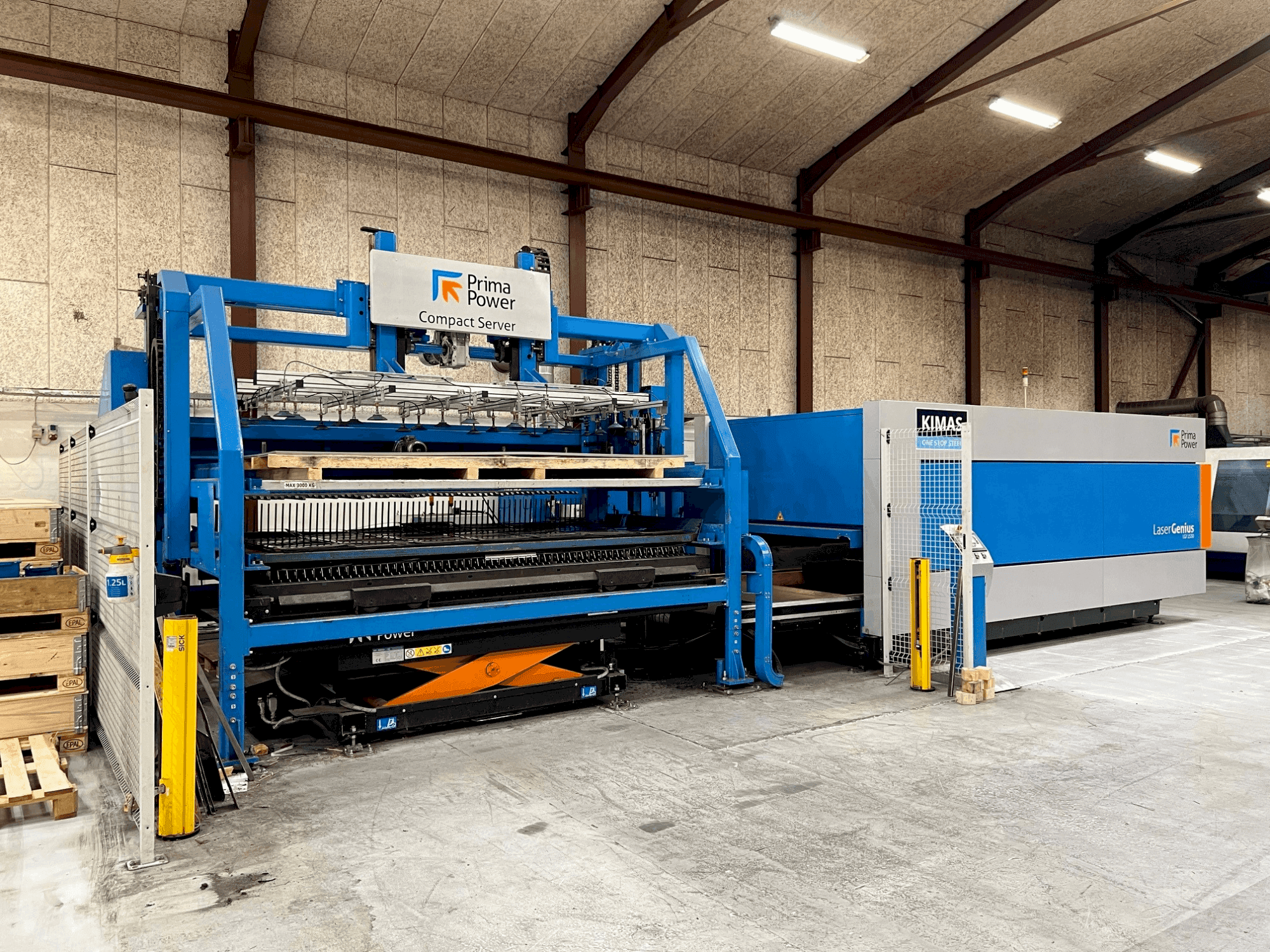 A Prima Power Laser Genius 1530 gép elölnézete