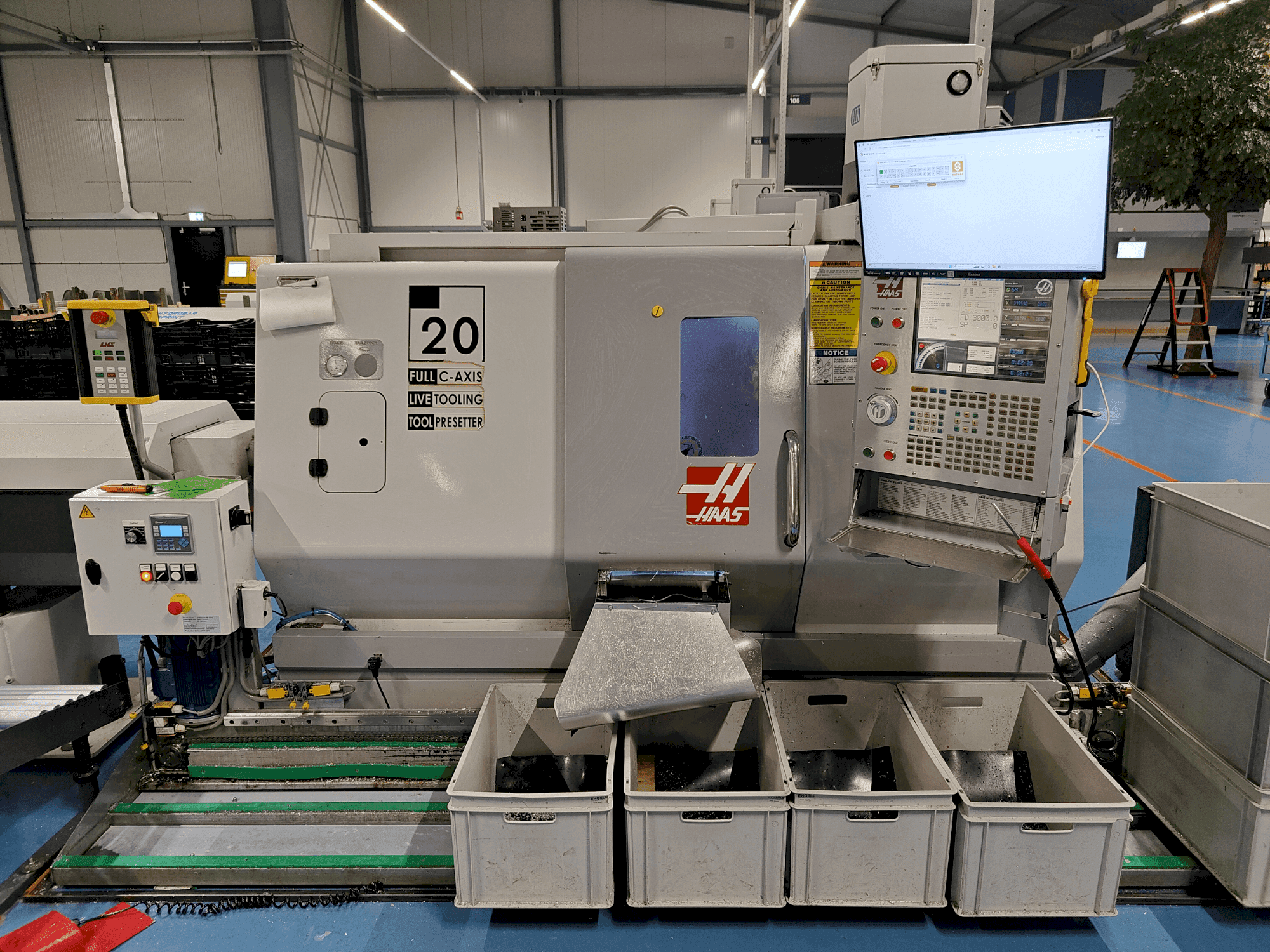 A HAAS SL-20HE (2006) gép elölnézete
