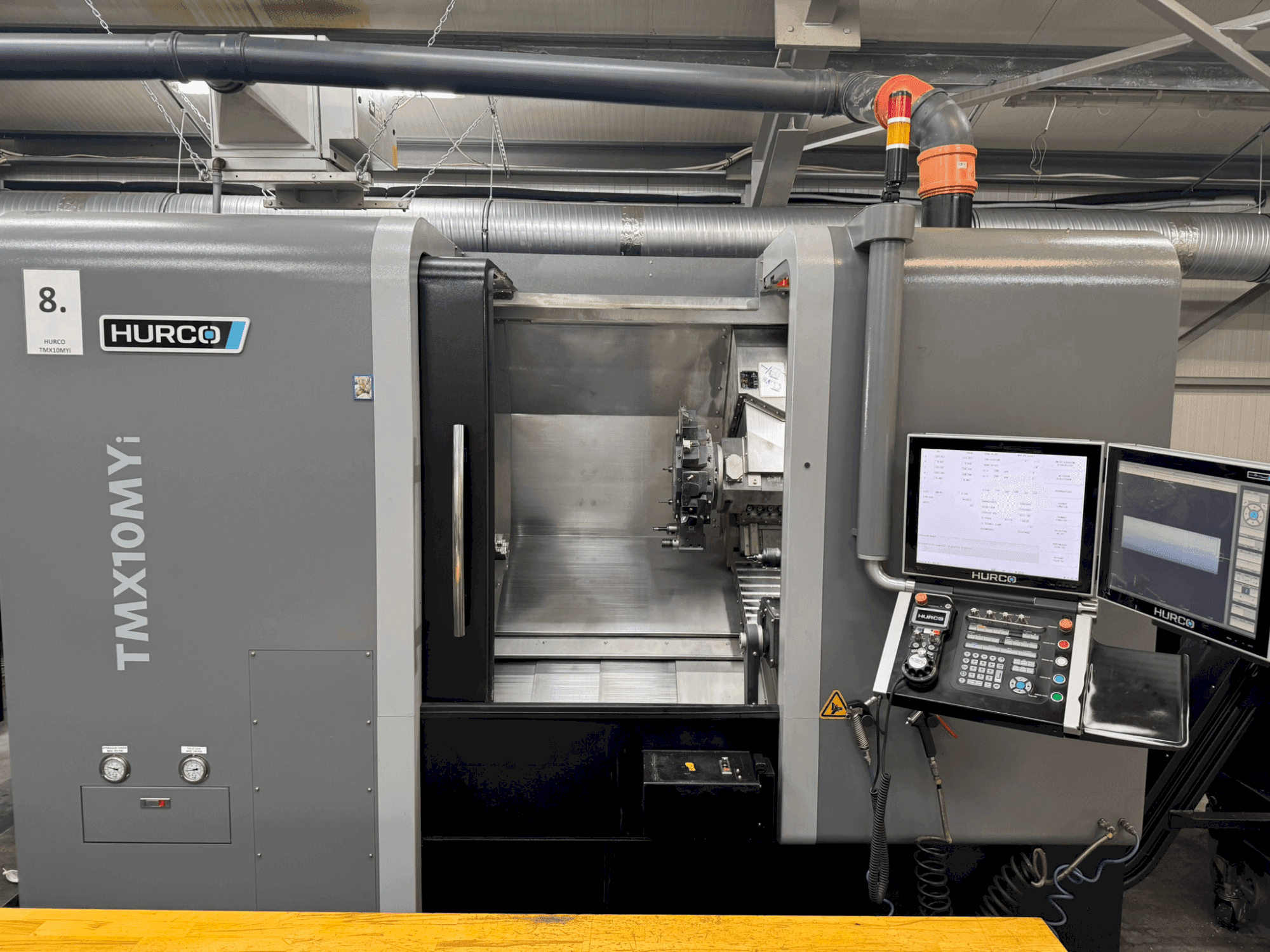 A Hurco TMX 10 MYi gép elölnézete